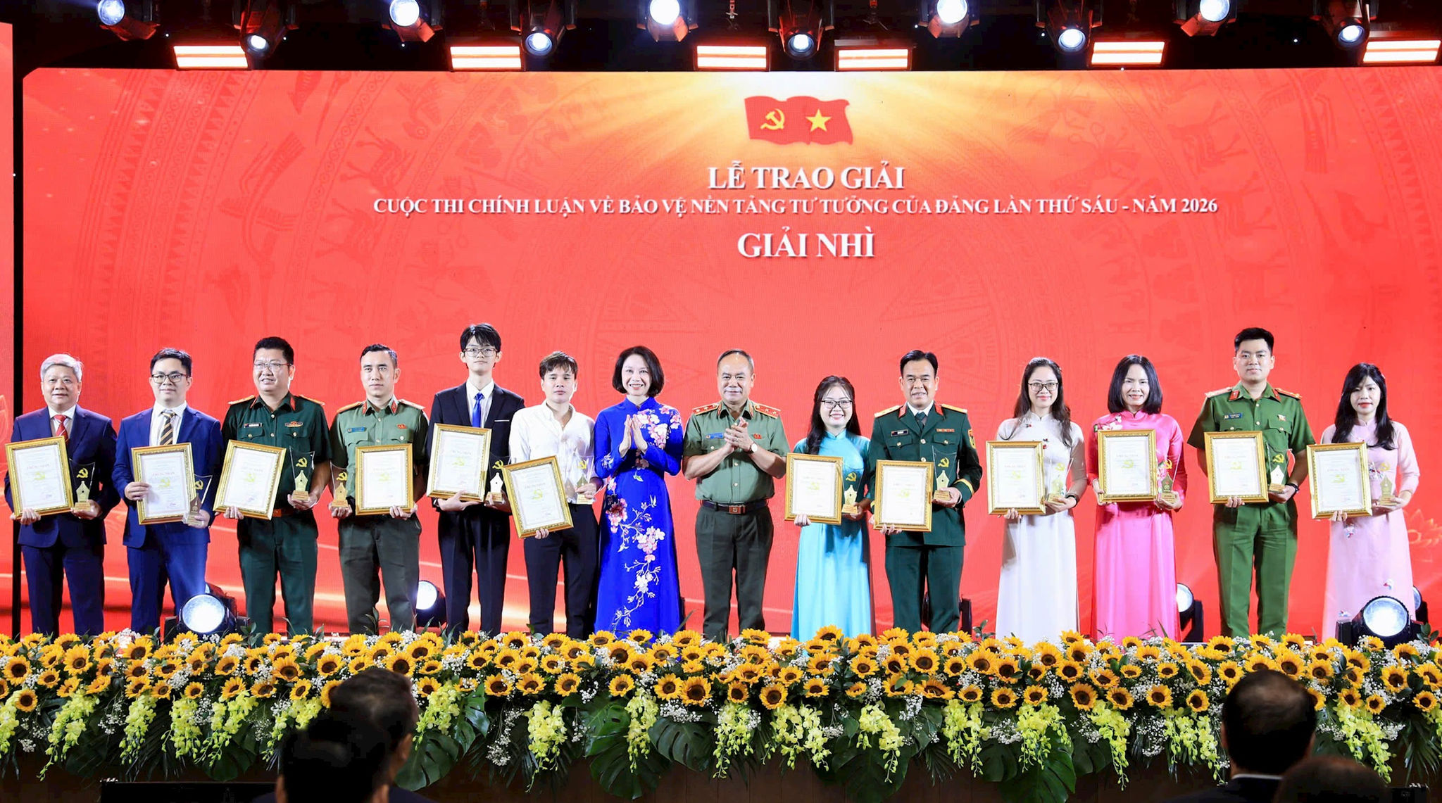 Ban tổ chức trao giải Nhì cho các tác giả. Ảnh: Quang Thái