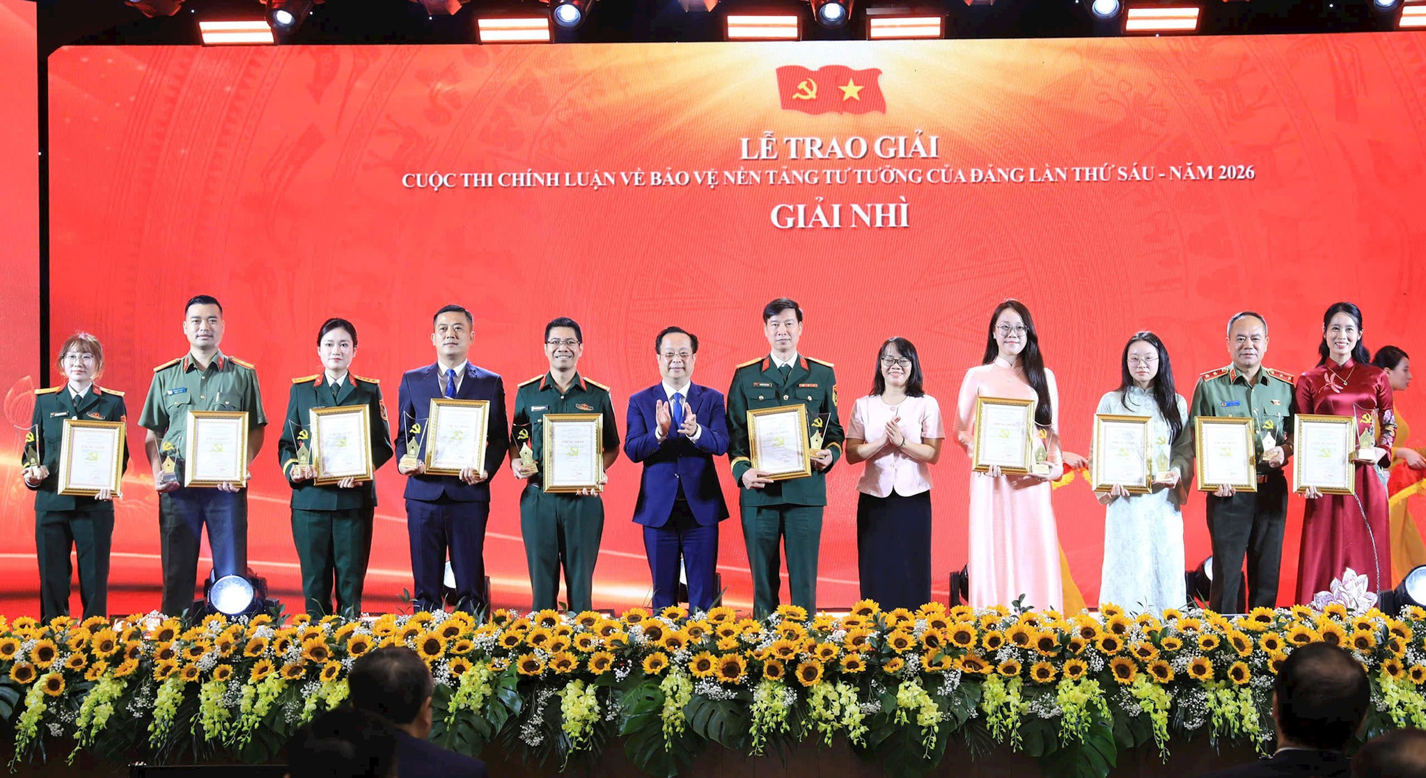 Ban tổ chức trao giải Nhì cho các tác giả. Ảnh: Quang Thái