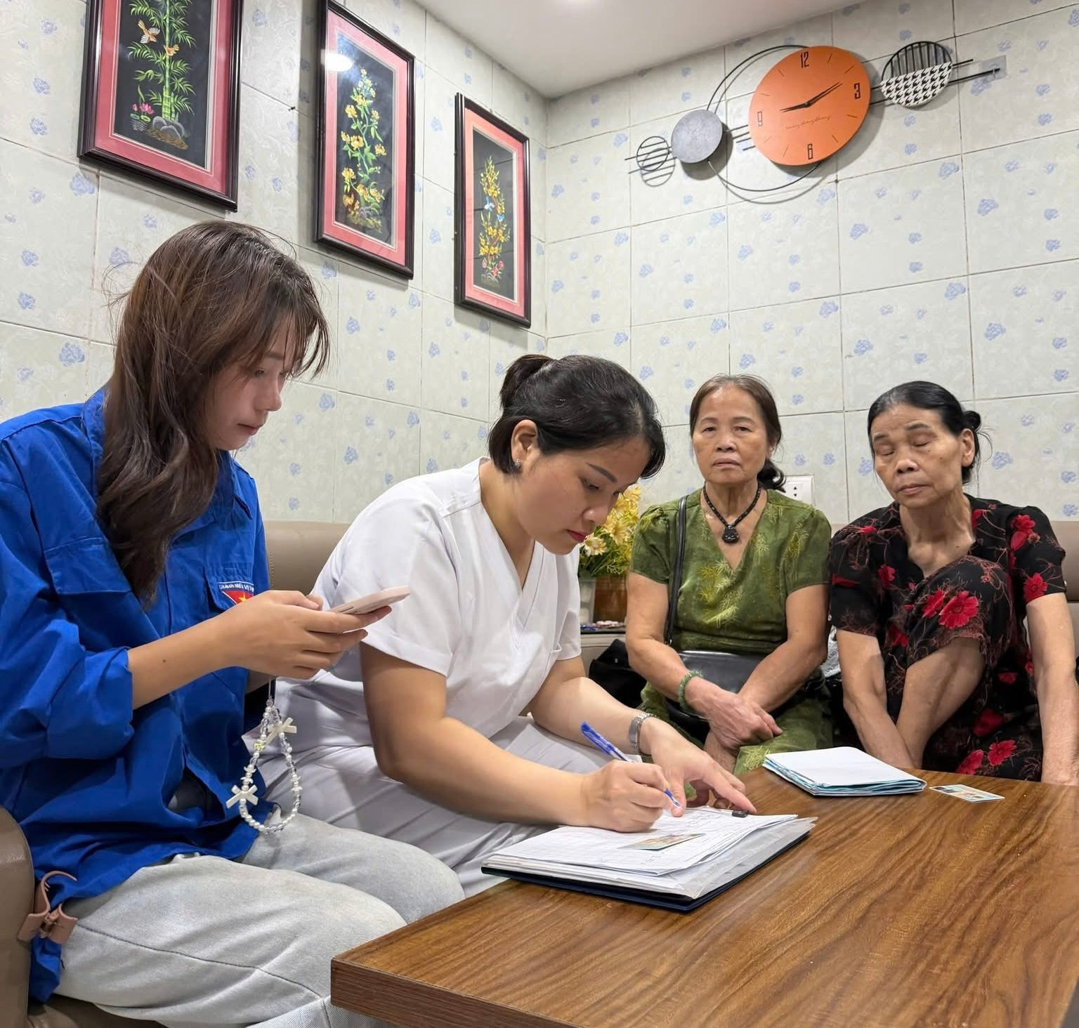 Nhân viên y tế phường đến từng nhà người dân để thu thập thông tin sức khoẻ. Ảnh: PV