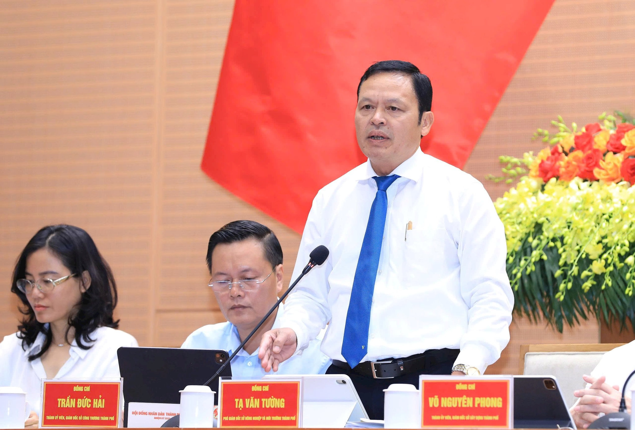 Phó Giám đốc Sở Nông nghiệp và Môi trường Tạ Văn Tường trao đổi tại hội nghị. Ảnh: Viết Thành