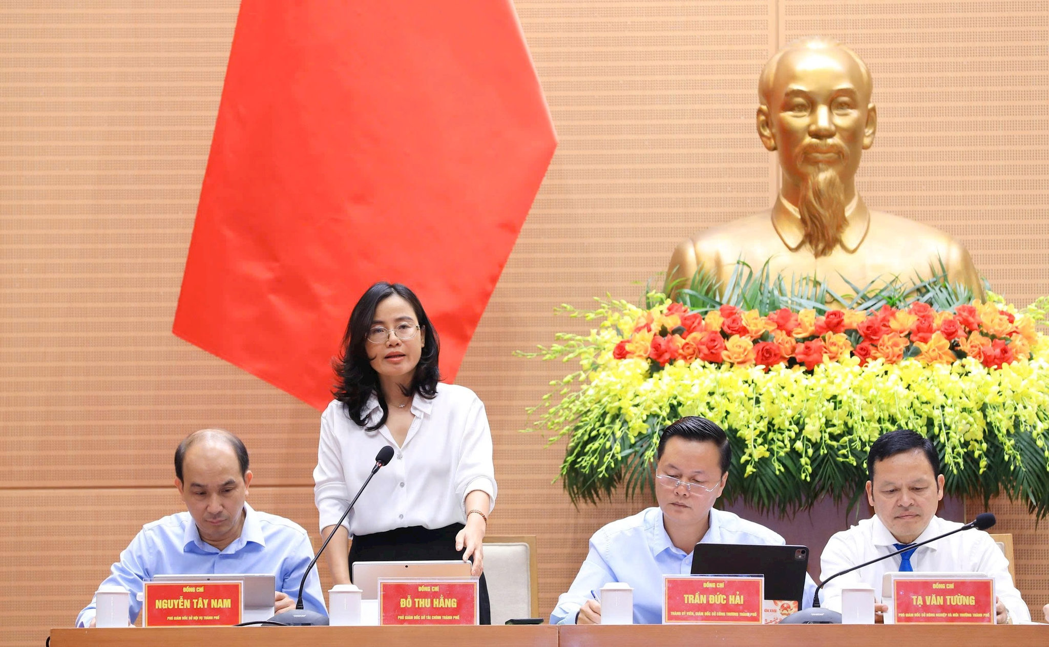 Phó Giám đốc Sở Tài chính Đỗ Thu Hằng trả lời tại hội nghị. Ảnh: Viết Thành