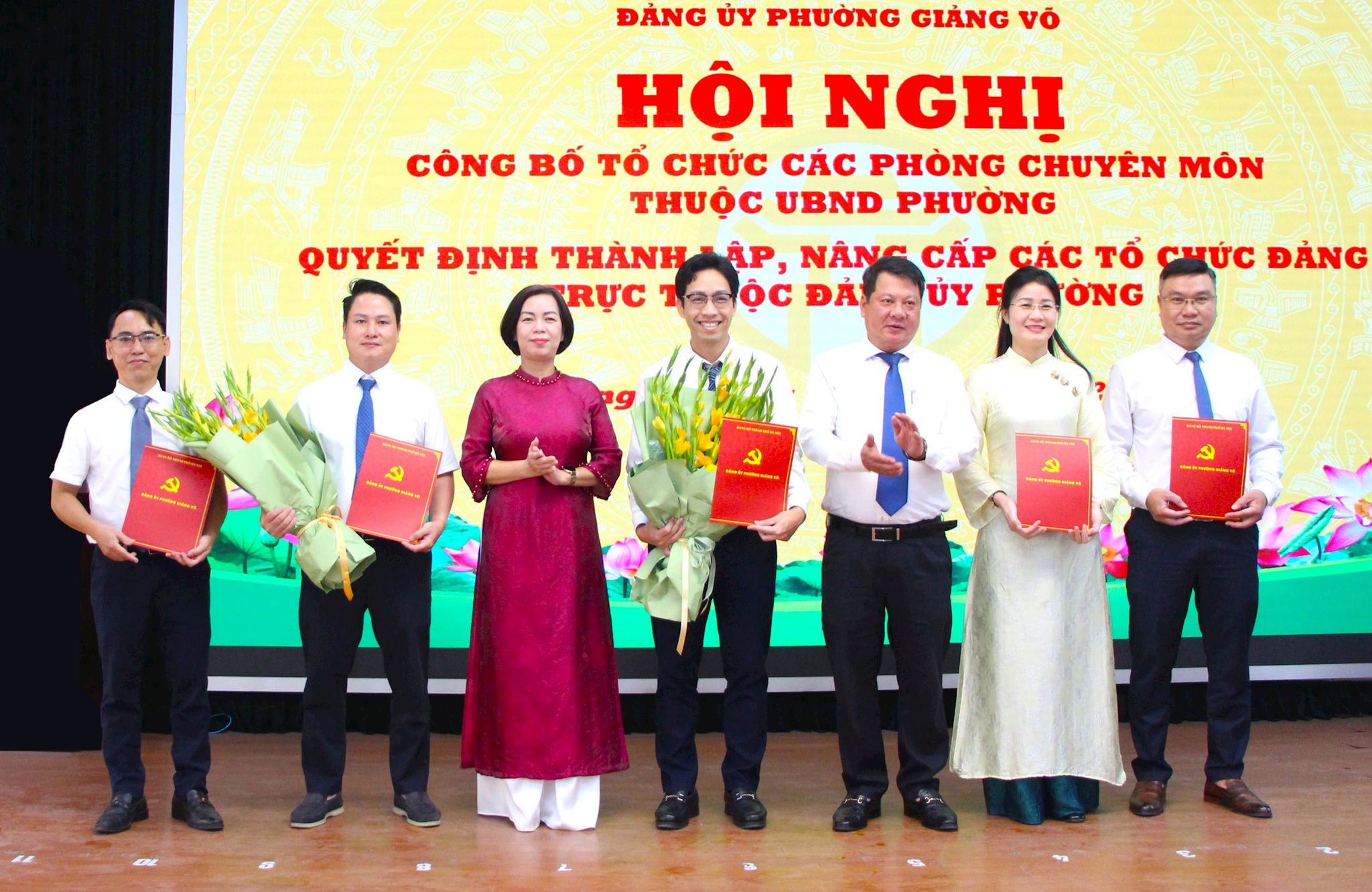 lanh-dao-phuong-giang-vo-trao-quyet-dinh-ve-cong-tac-can-bo-cua-cac-phong-chuyen-mon.-anh-huu-mai.jpg
