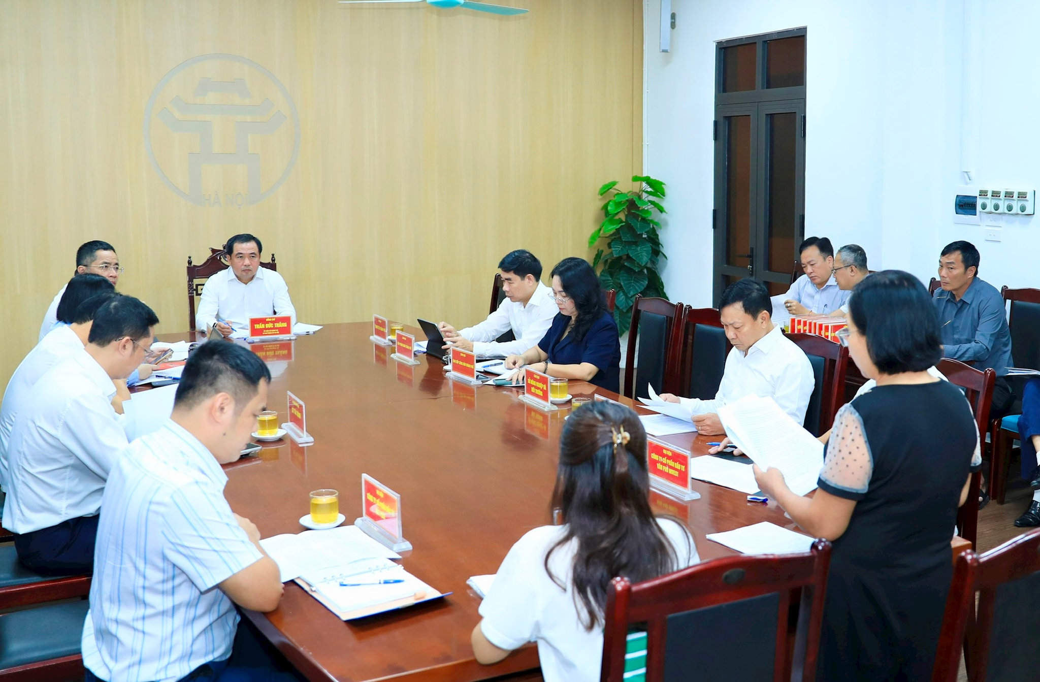 Bí thư Thành ủy Hà Nội Trần Đức Thắng và đại diện lãnh đạo các ban, sở, ngành liên quan lắng nghe công dân trình bày kiến nghị. Ảnh: Quang Thái