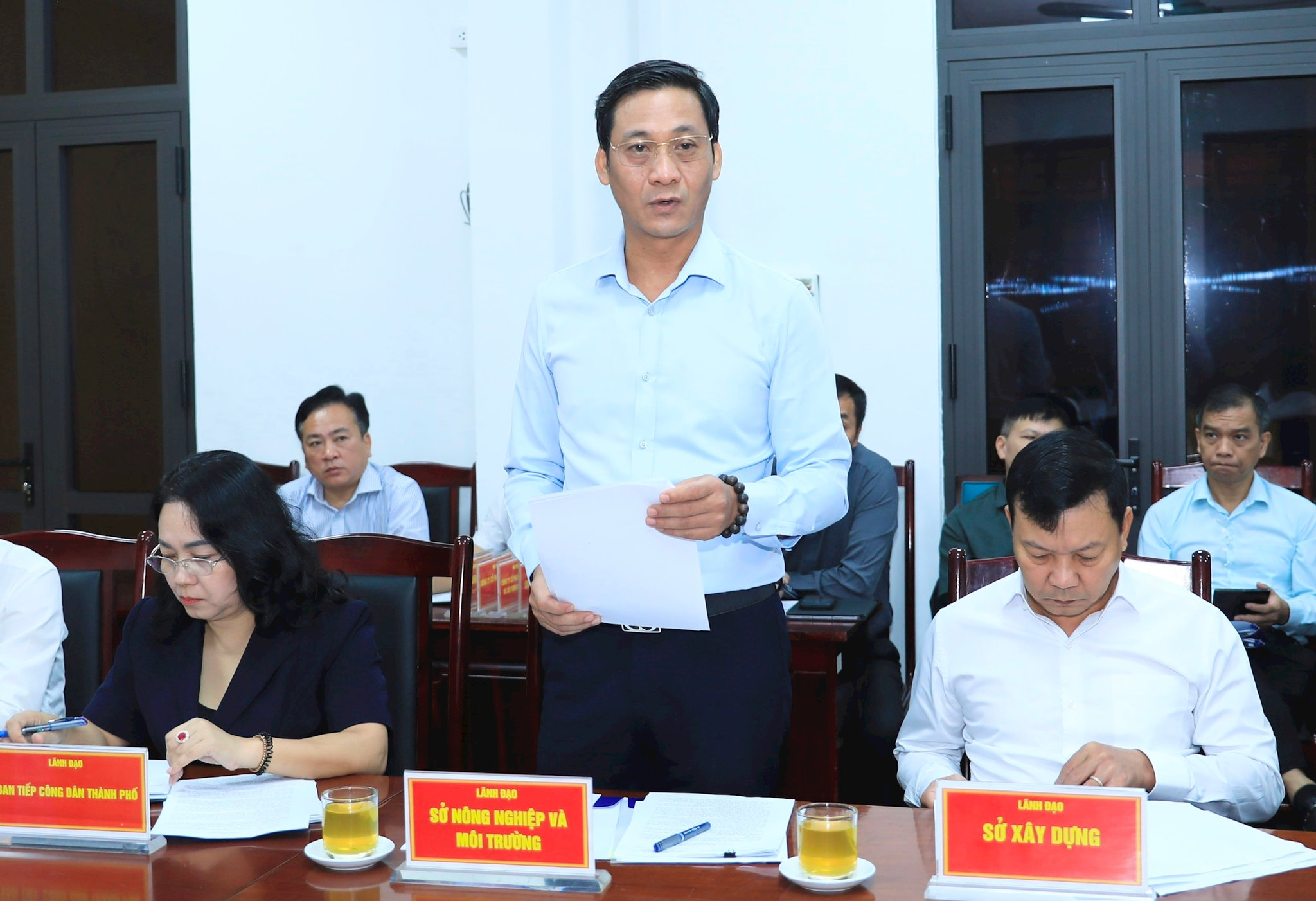 Lãnh đạo Sở Nông nghiệp và Môi trường Hà Nội trao đổi về việc xử lý kiến nghị của công dân. Ảnh: Quang Thái