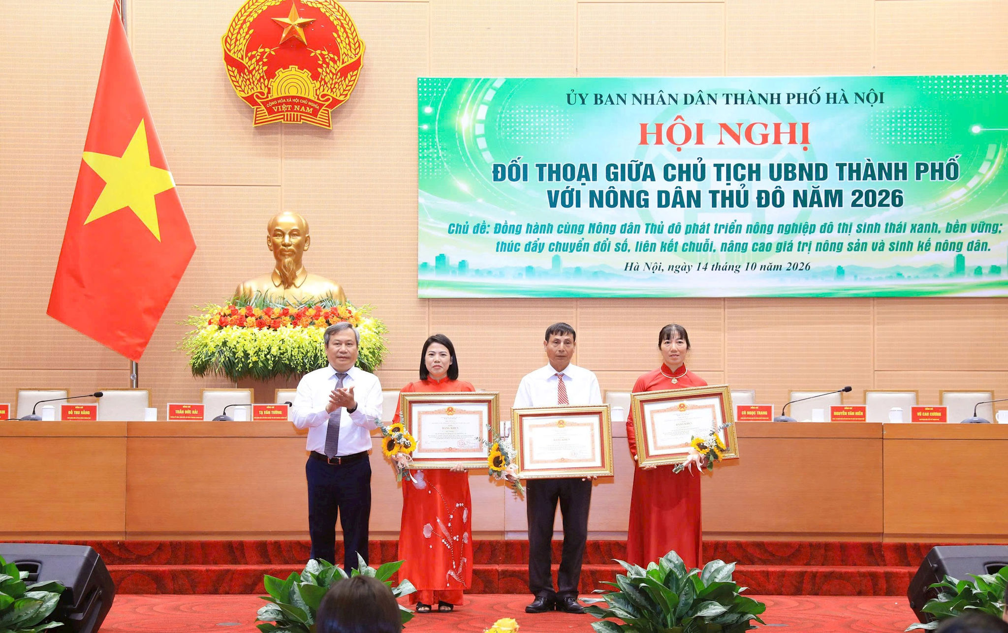 Chủ tịch UBND thành phố Hà Nội Vũ Đại Thắng trao Bằng khen của Thủ tướng Chính phủ tặng ba hội viên Hội Nông dân thành phố có thành tích xuất sắc. Ảnh: Viết Thành