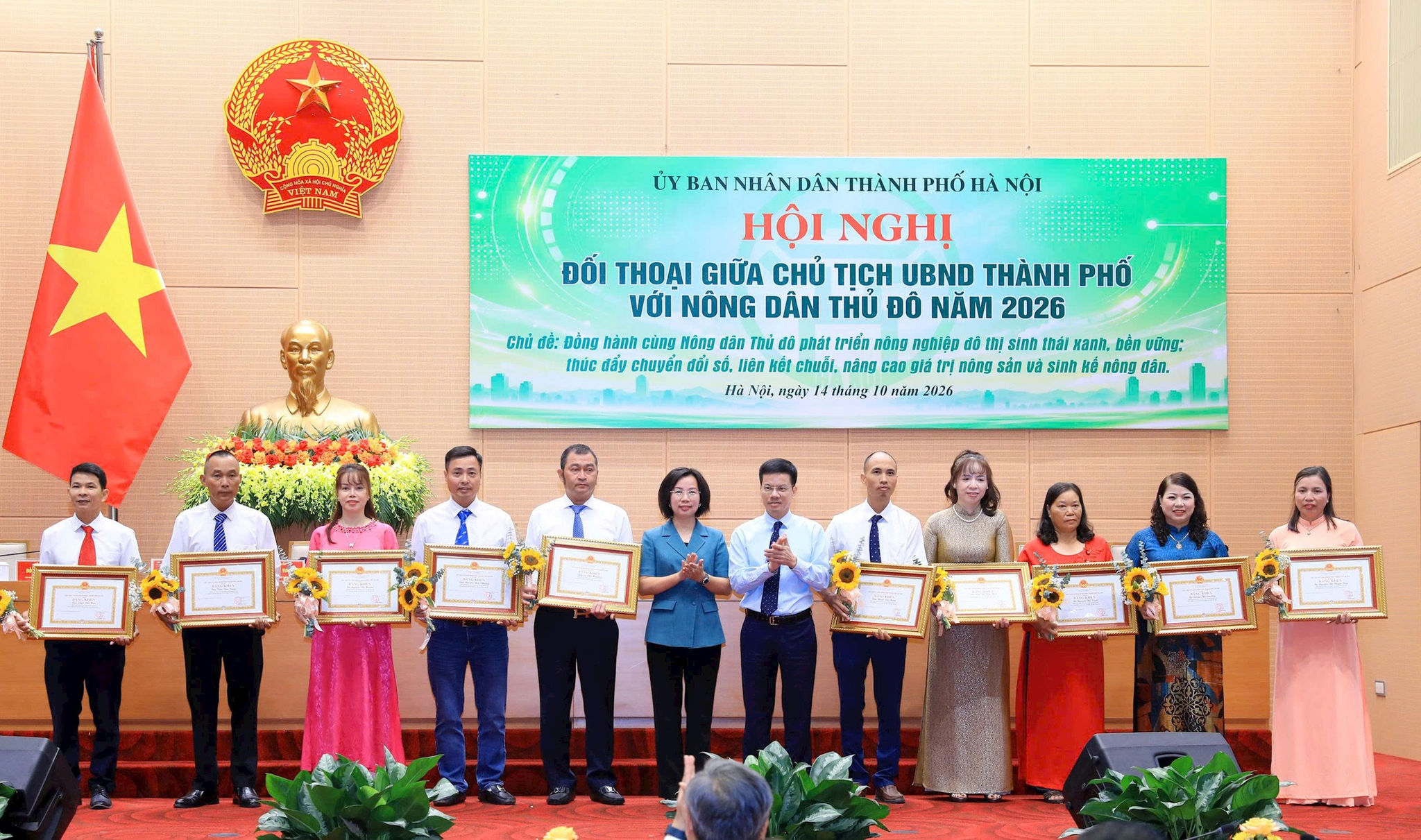 Chủ tịch Ủy ban MTTQ Việt Nam thành phố Hà Nội Bùi Huyền Mai; Phó Chủ tịch UBND thành phố Hà Nội Bùi Duy Cường tặng Bằng khen cho các các nhân xuất sắc. Ảnh: Viết Thành