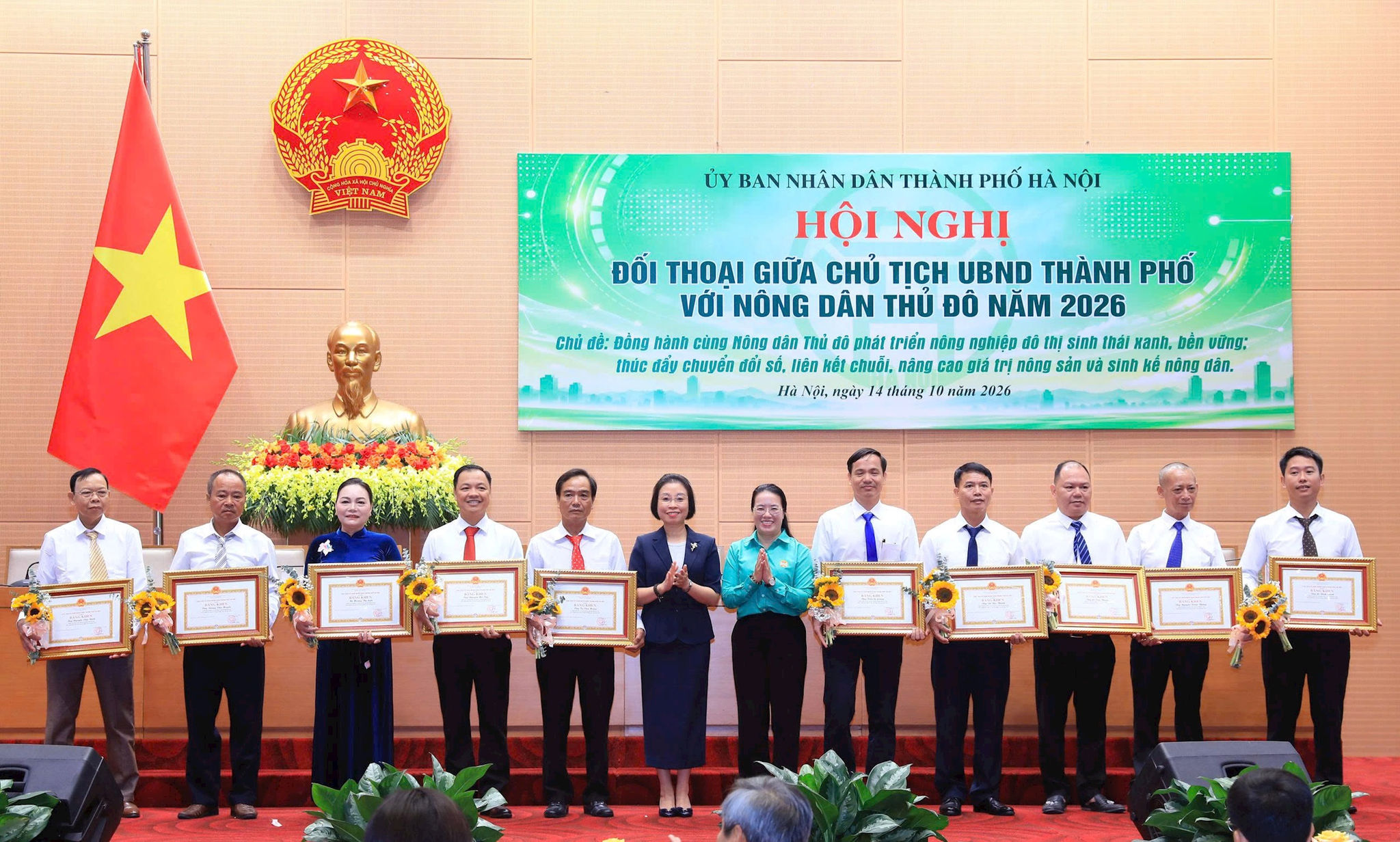 Phó Chủ tịch HĐND thành phố Hà Nội Phạm Thị Thanh Mai; Chủ tịch Hội Nông dân thành phố Hà Nội Phạm Hải Hoa trao tặng Bằng khen cho các cá nhân. Ảnh: Viết Thành