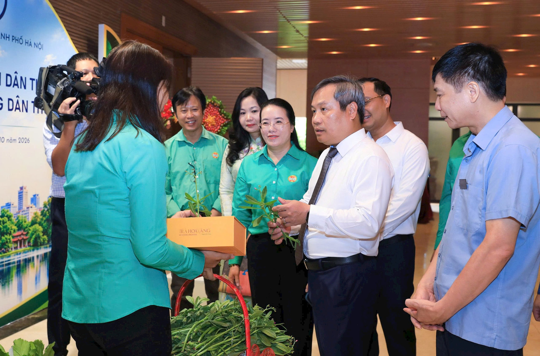 Chủ tịch UBND thành phố Hà Nội Vũ Đại Thắng trò chuyện với các đại biểu trước khi diễn ra hội nghị. Ảnh: Viết Thành