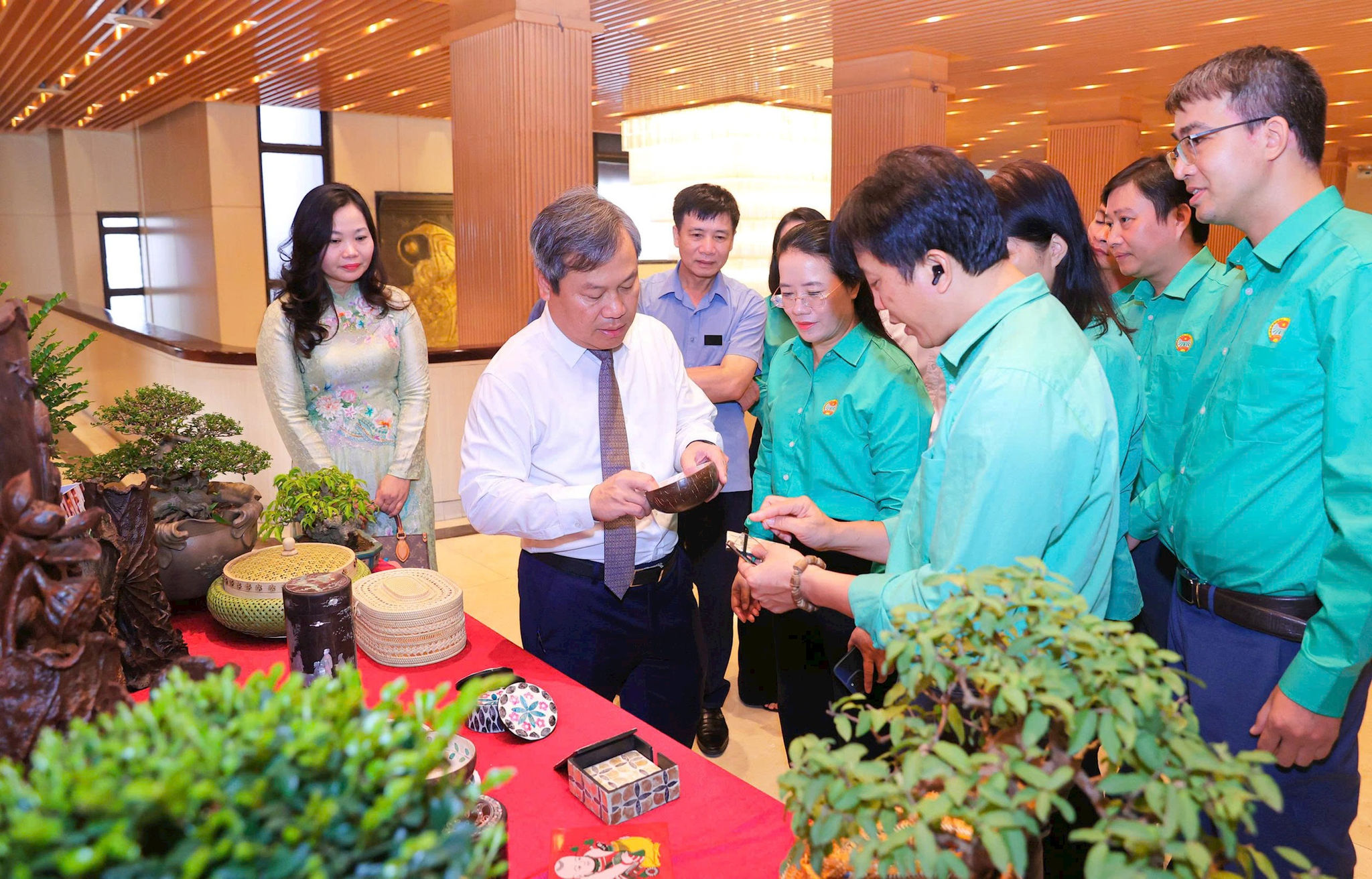 Chủ tịch UBND thành phố Hà Nội Vũ Đại Thắng trò chuyện với các đại biểu trước khi diễn ra hội nghị. Ảnh: Viết Thành