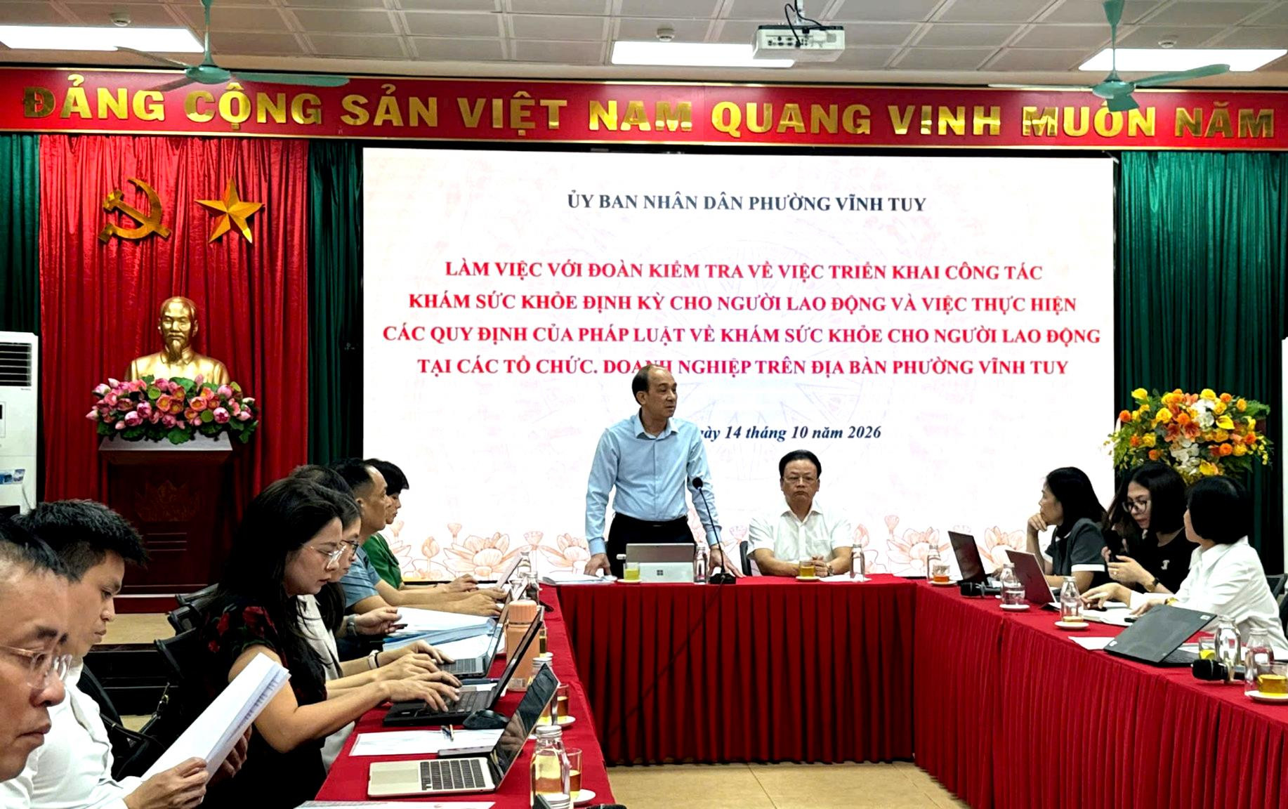 Phó Giám đốc Sở Nội vụ Nguyễn Tây Nam nhấn mạnh yêu cầu phải có sự vào cuộc sát sao, quyết liệt của chính quyền phường trong việc đôn đốc, kiểm tra, rà soát công tác khám sức khỏe định kỳ cho người lao động. Ảnh: Mai Hoa