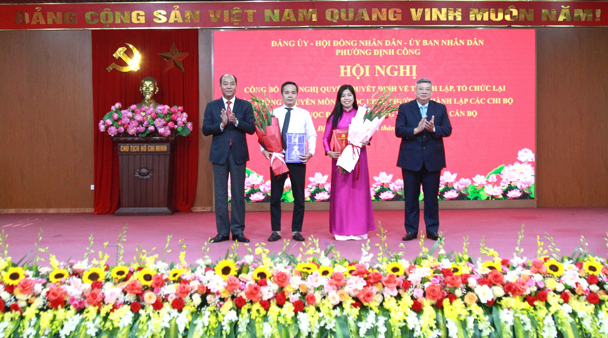 CVề công tác xây dựng Đảng, hội nghị công bố quyết định thành lập 12 chi bộ, gồm các chi bộ thuộc cơ quan Đảng, HĐND, Ủy ban MTTQ Việt Nam phường, các phòng chuyên môn và đơn vị trực thuộc. Theo danh sách được công bố, có 12 Bí thư và 10 Phó Bí thư được chỉ định. Cùng với việc kiện toàn tổ chức, đại diện các phòng chuyên môn liên quan đã ký biên bản bàn giao hồ sơ, tài liệu và công việc, bảo đảm quá trình chuyển giao nhiệm vụ được thực hiện chặt chẽ, liên tục.