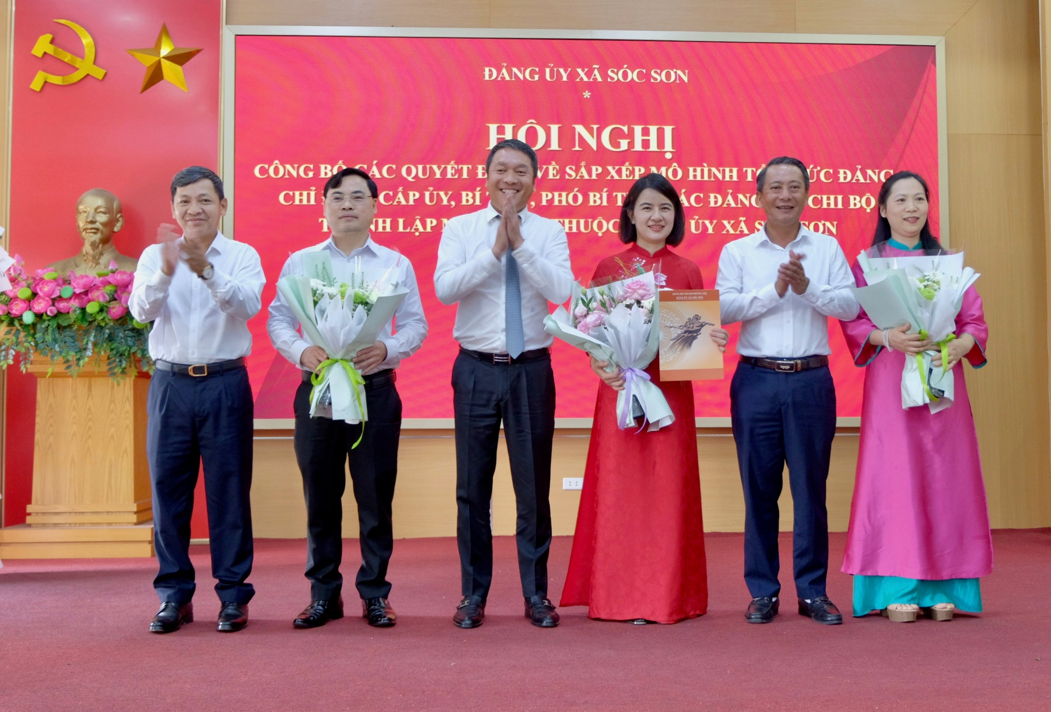 Thường trực Đảng ủy xã Sóc Sơn trao quyết định thành lập Chi bộ Văn phòng Đảng ủy. Ảnh: Tùng Nguyễn