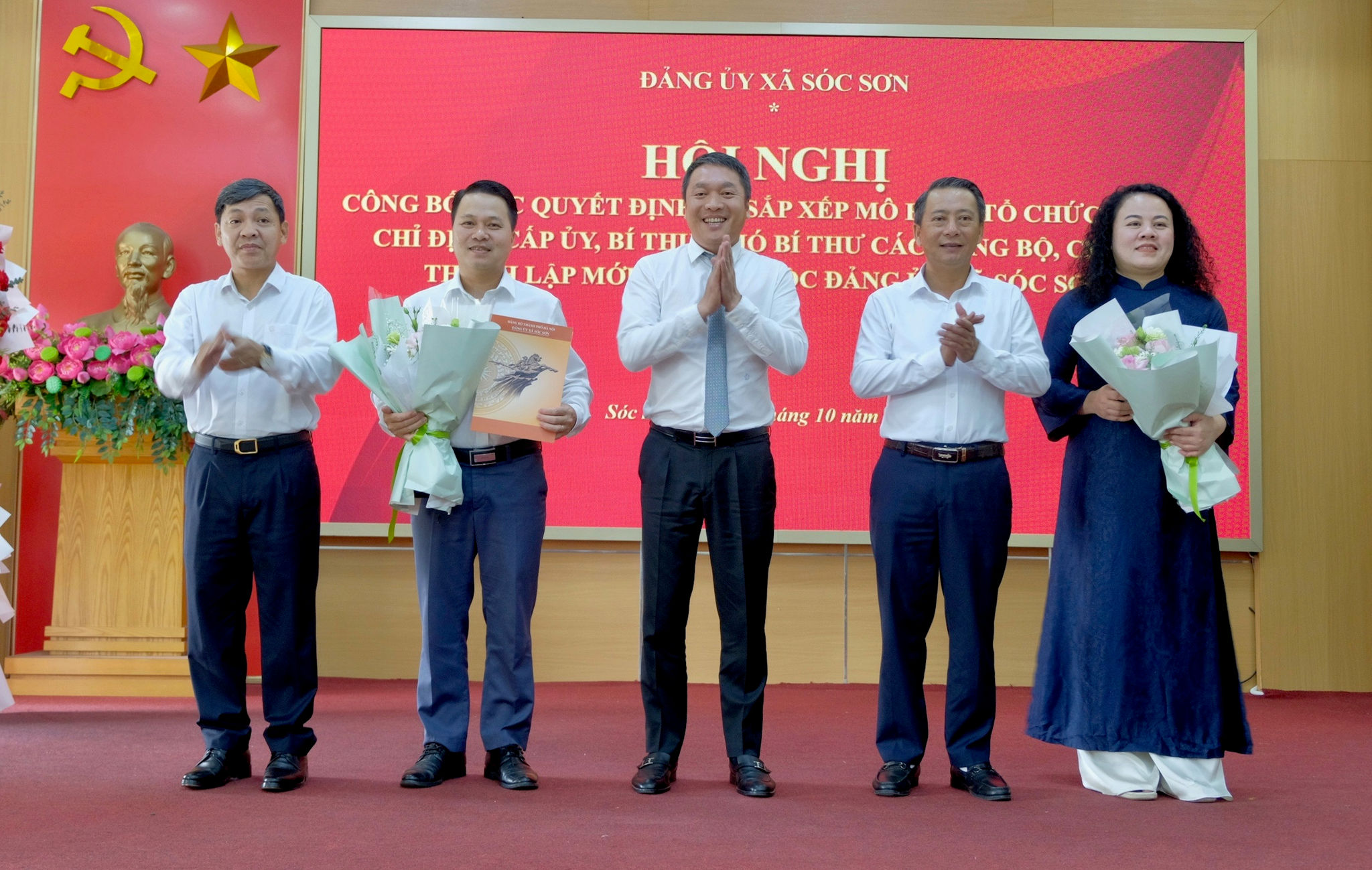 Thường trực Đảng ủy xã Sóc Sơn trao quyết định thành lập Chi bộ Ban Xây dựng Đảng. Ảnh: Tùng Nguyễn