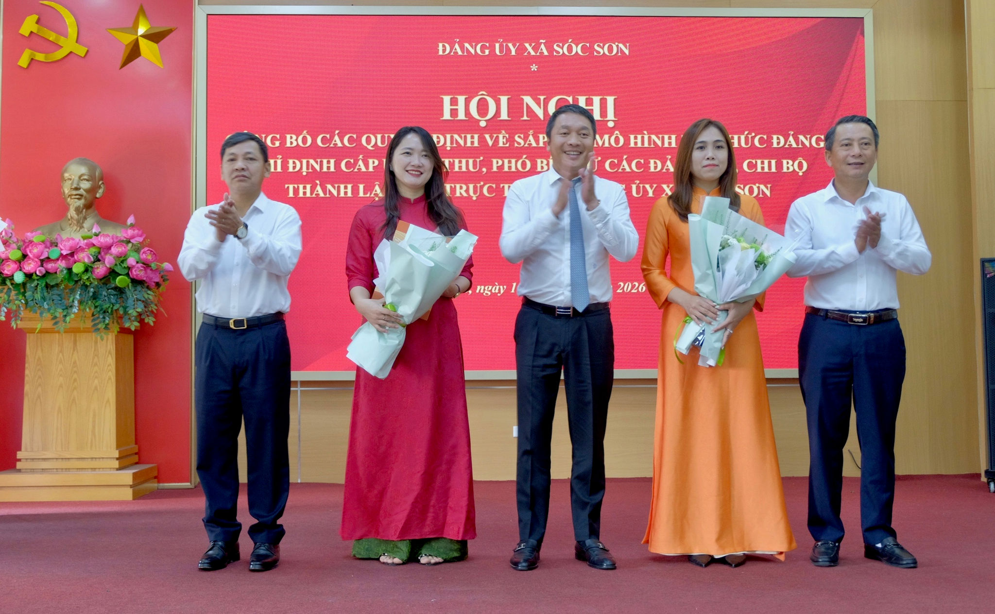 Thường trực Đảng ủy xã Sóc Sơn trao quyết định thành lập Chi bộ Phòng Nội vụ - Tư pháp. Ảnh: Tùng Nguyễn.