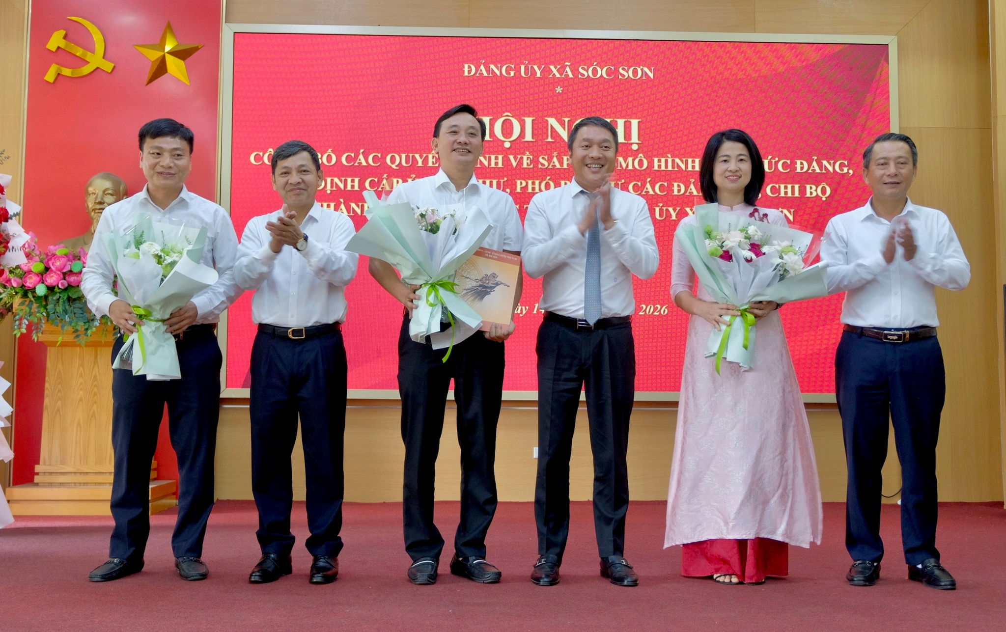 Thường trực Đảng ủy xã Sóc Sơn trao quyết định thành lập Chi bộ Phòng Hạ tầng - Nông nghiệp và Môi trường. Ảnh: Tùng Nguyễn
