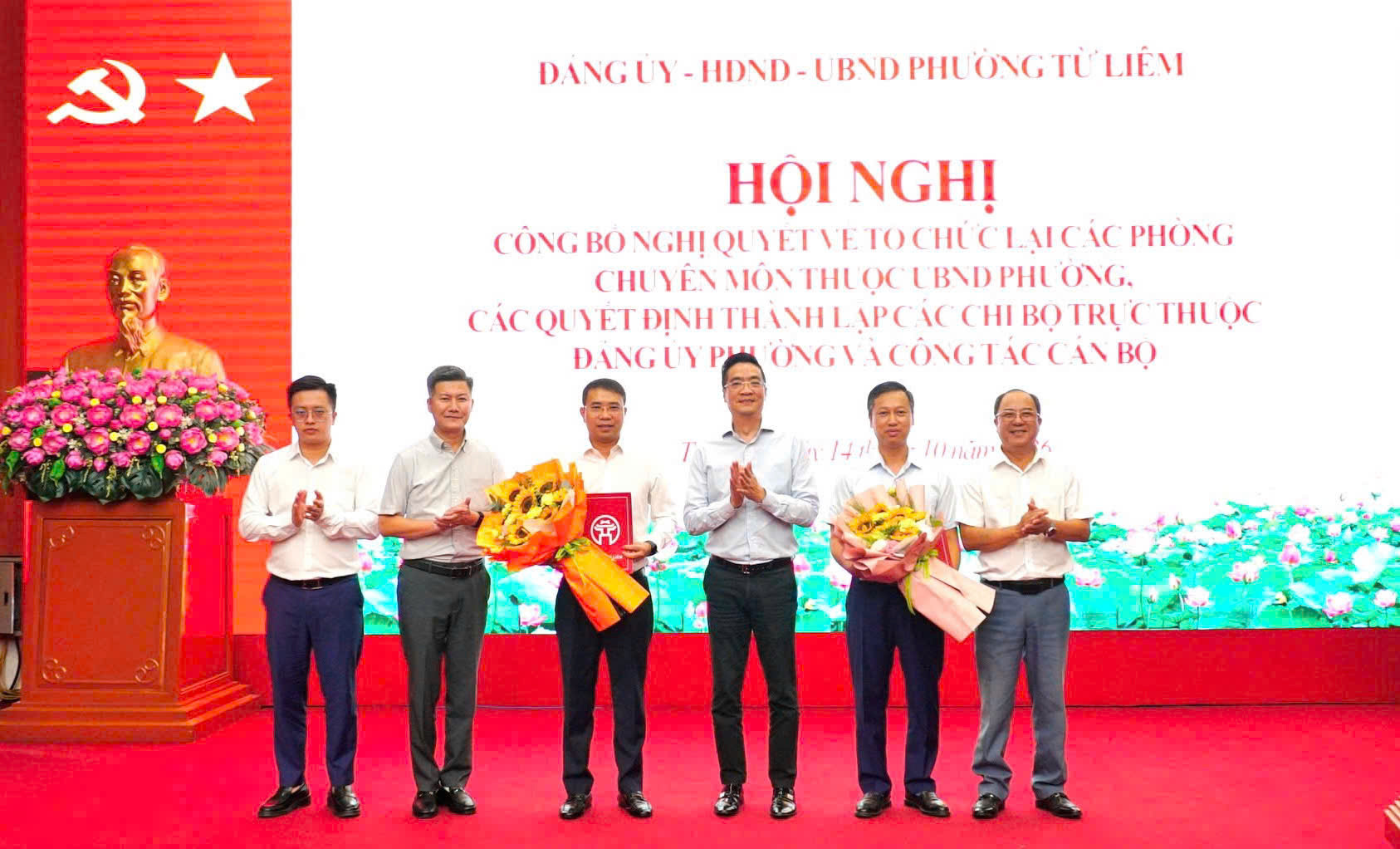 Bí thư Đảng uỷ phường Nguyễn Trọng Kỳ Anh tặng hoa 2 đảng bộ kết thúc hoạt động. Ảnh: PV