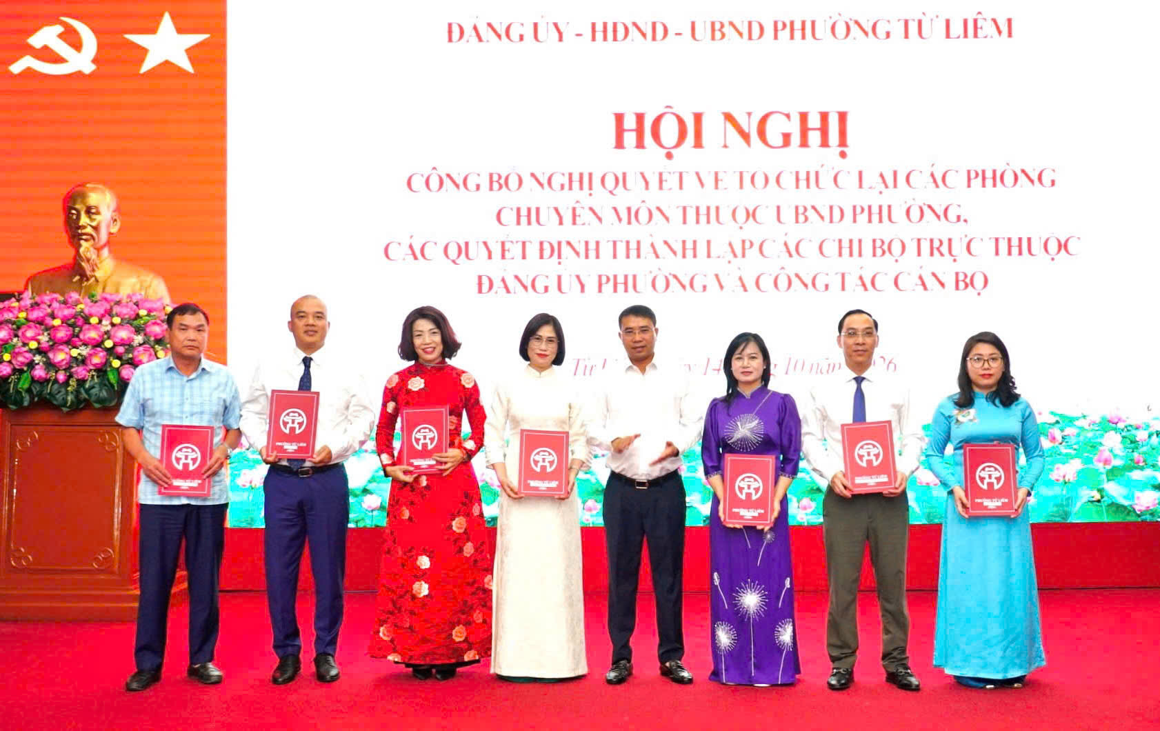 Chủ tịch UBND phường Nguyễn Thanh Bình trao quyết định về công tác tổ chức đảng đối với các chi bộ thuộc khối chính quyền. Ảnh: PV