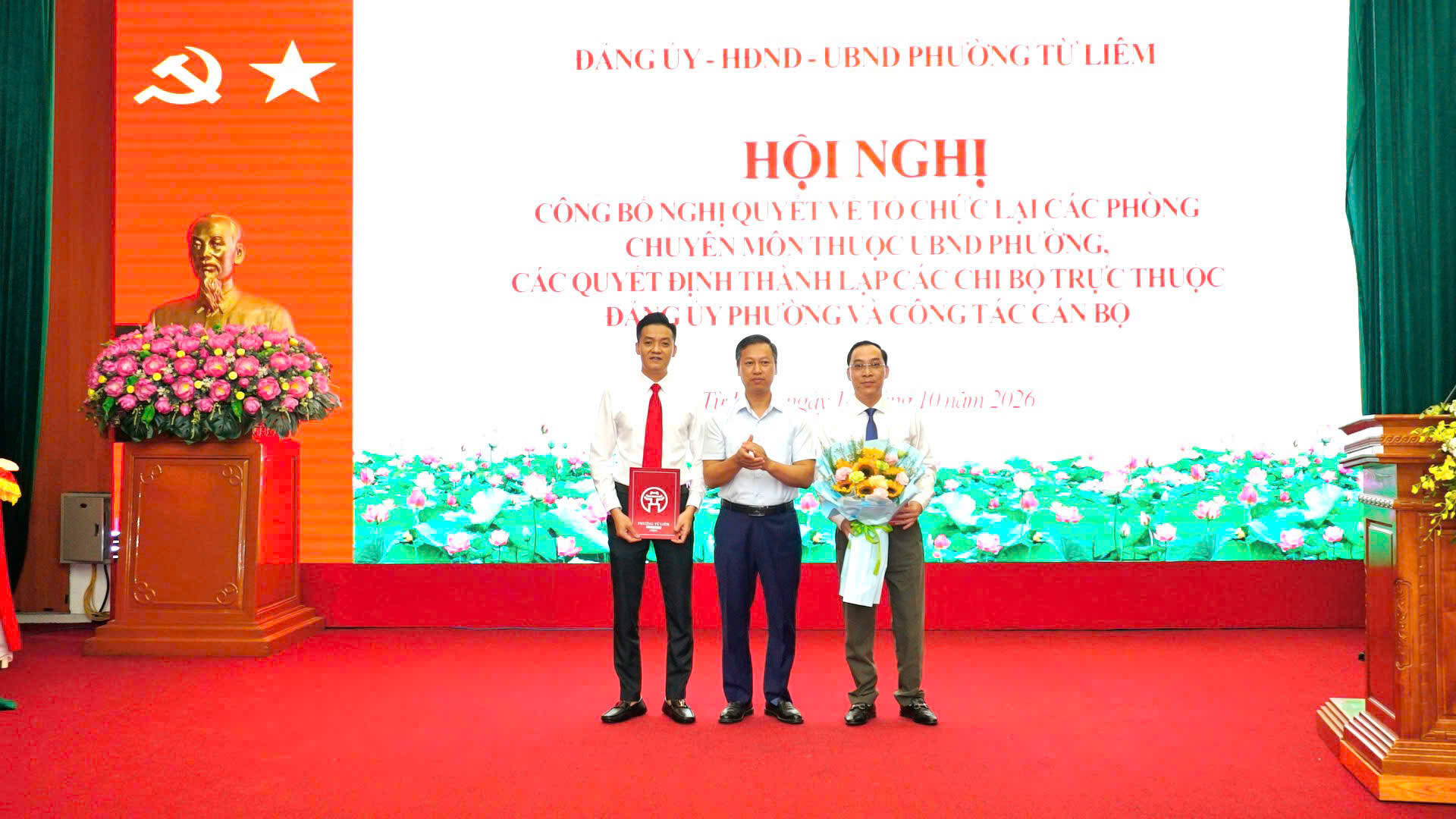 Lãnh đạo phường Từ Liêm trao các quyết định về công tác cán bộ. Ảnh: PV