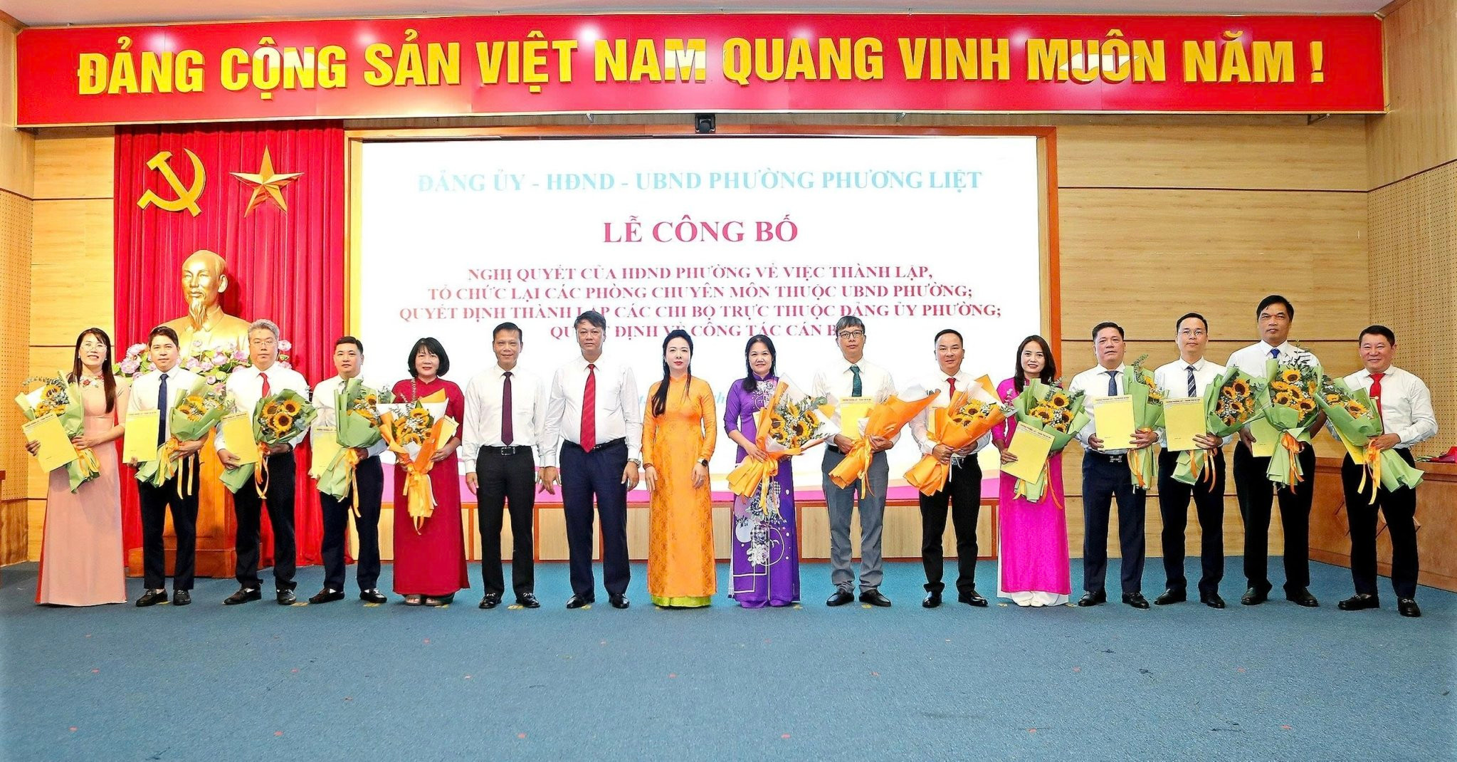 Đại diện lãnh đạo Đảng ủy, HĐND, UBND phường Phương Liệt trao các quyết định về công tác cán bộ sau sắp xếp. Ảnh: PL