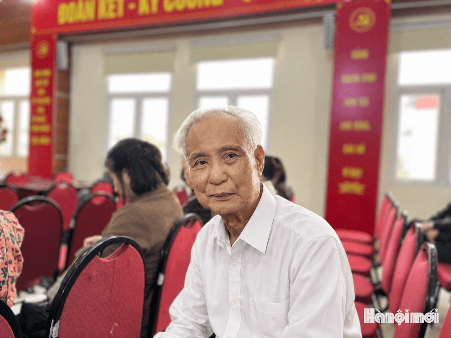 Ông Trần Hối, nguyên hòa giải viên Tổ dân phố Nam Thăng Long 1, chia sẻ kinh nghiệm trong công tác vận động quần chúng và hòa giải ở cơ sở. Ảnh: Hoàng Vũ
