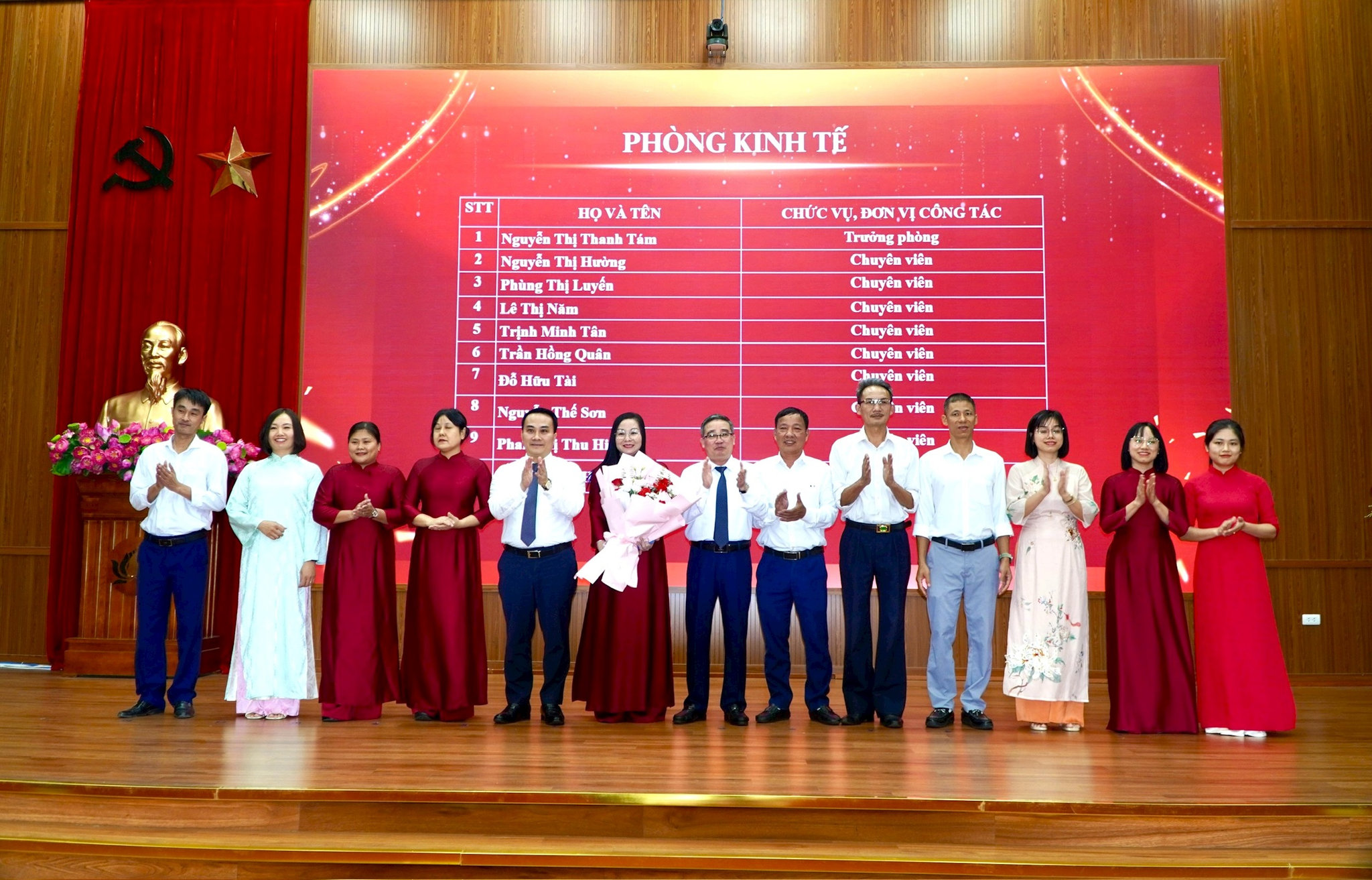Lãnh đạo xã Tiến Thắng trao quyết định về công tác cán bộ.