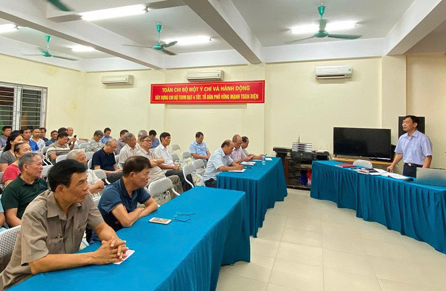 Tăng cường trao đổi, thảo luận trong sinh hoạt chi bộ giúp nhận diện và phòng, tránh hiệu quả thông tin xấu độc trên không gian mạng. Trong ảnh: Một buổi sinh hoạt tại Chi bộ số 22 (phường Phúc Lợi). Ảnh: Hiền Lương
