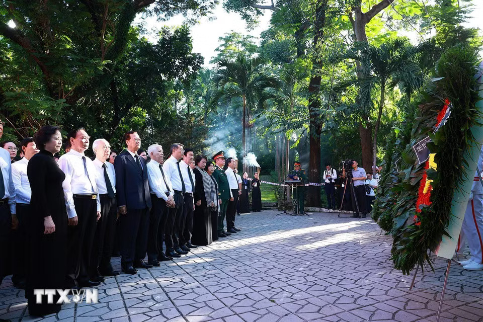 dj1ugkuxldyqxtud2afi-_ttxvn_thu-tuong-du-le-vieng-truy-dieu-va-an-tang-hai-cot-liet-si-tai-cong-vien-le-thi-rieng-1.jpg