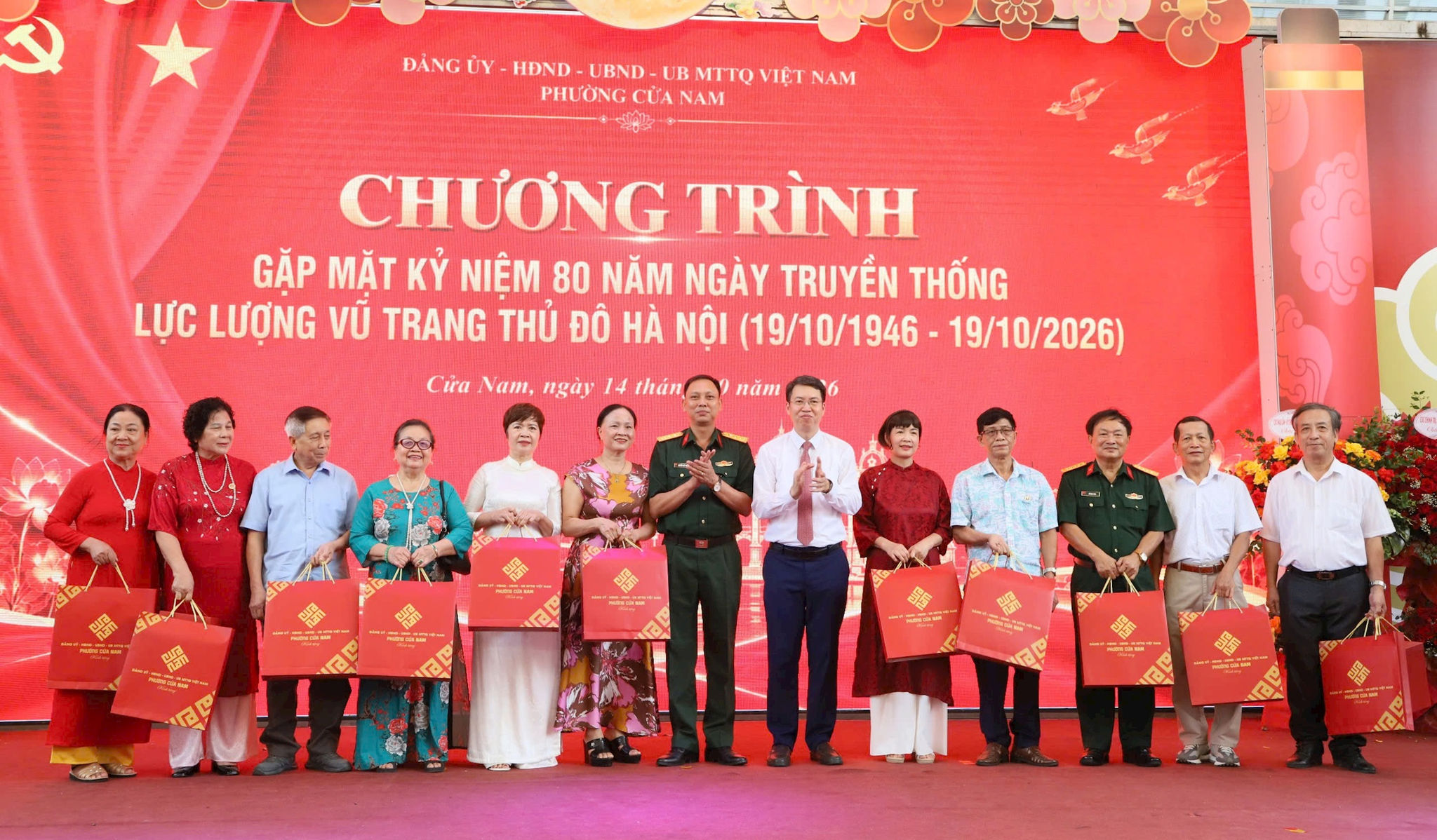 Bí thư Đảng ủy, Chủ tịch HĐND phường Cửa Nam Nguyễn Hoàng Trường trao quà tặng các đồng chí nguyên là cán bộ thuộc LLVT Thủ đô Hà Nội đã nghỉ hưu, nghỉ công tác trên địa bàn. Ảnh: PV