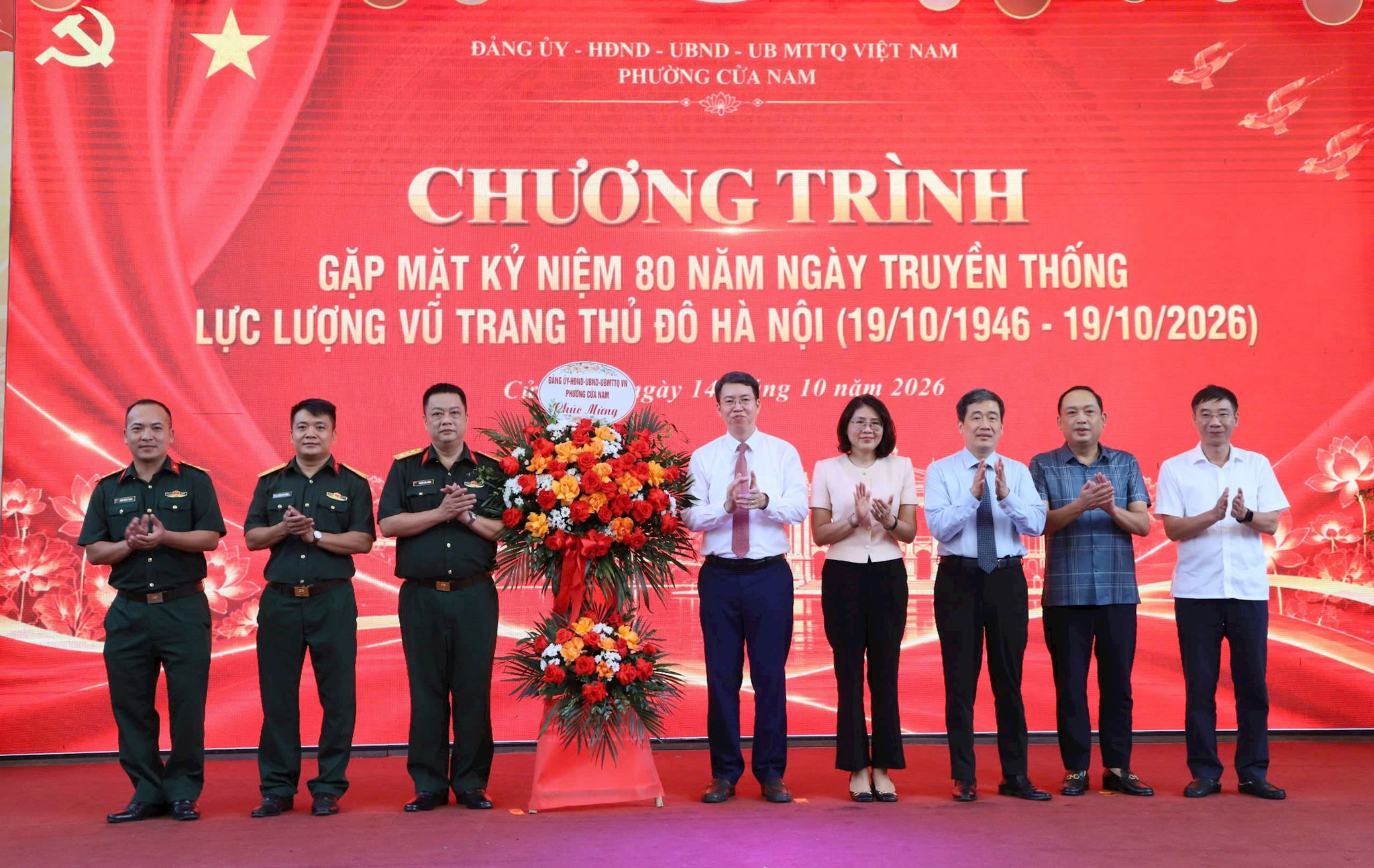 Ban Thường vụ Đảng ủy phường Cửa Nam tặng hoa chúc mừng Ban Chỉ huy Quân sự phường nhân kỷ niệm 80 năm Ngày truyền thống LLVT Thủ đô. Ảnh: PV