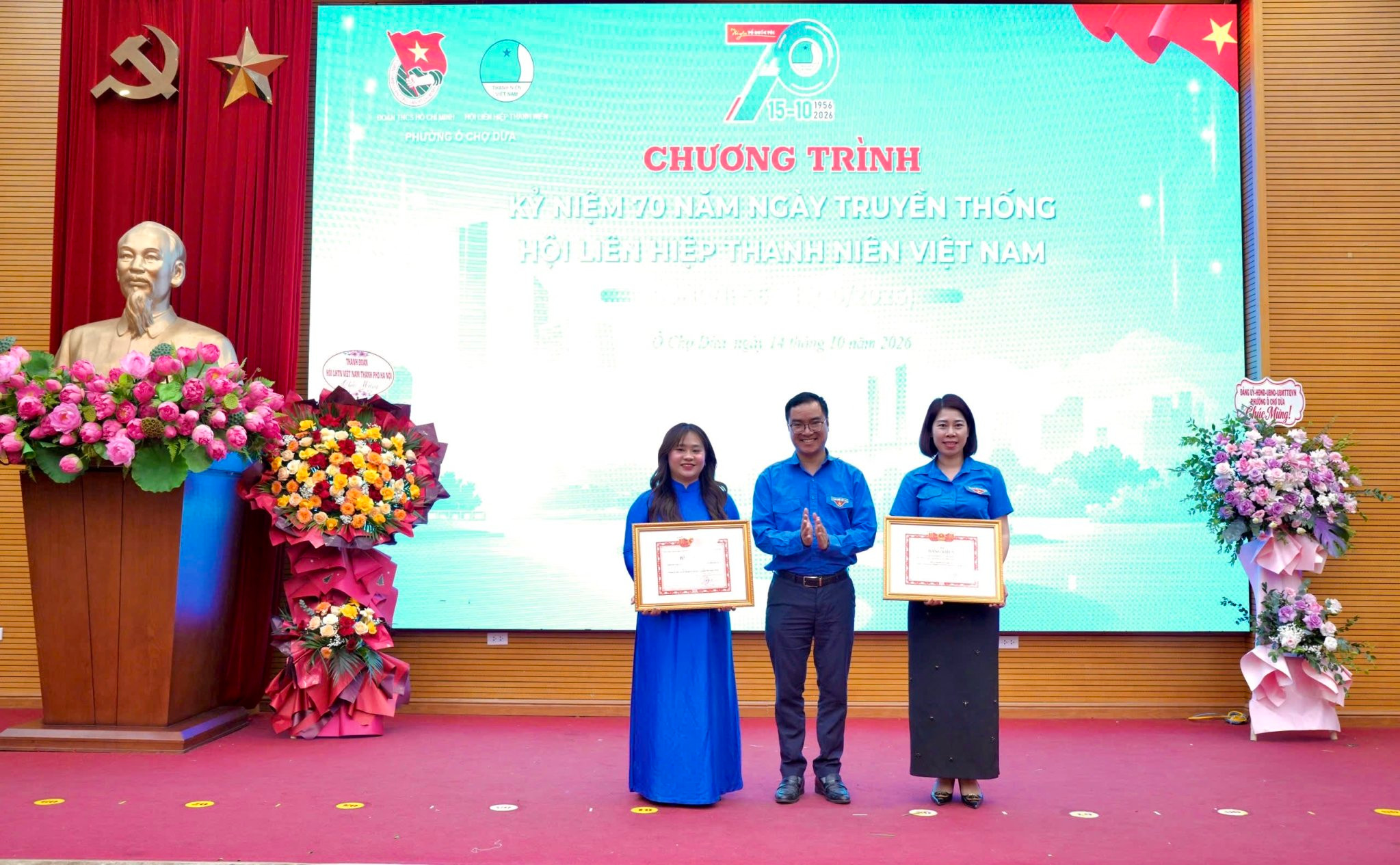 Đồng chí Phạm Minh Phúc, Phó Chủ tịch Thường trực Hội Liên hiệp thanh niên Việt Nam thành phố Hà Nội trao khen thưởng cho đại diện các tập thể có thành tích xuất sắc trong Chiến dịch Thanh niên tình nguyện hè năm 2026. Ảnh: H.Duy