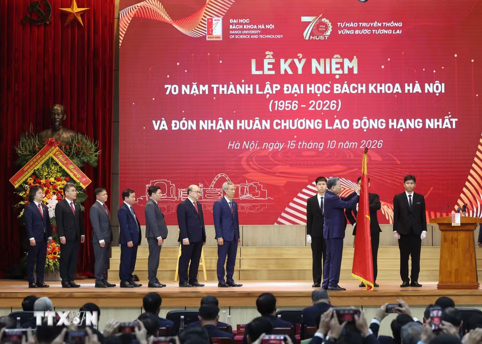 Tổng Bí thư, Chủ tịch nước Tô Lâm gắn Huân chương Lao động hạng Nhất tặng Đại học Bách Khoa Hà Nội. (Ảnh: Thống Nhất/TTXVN)