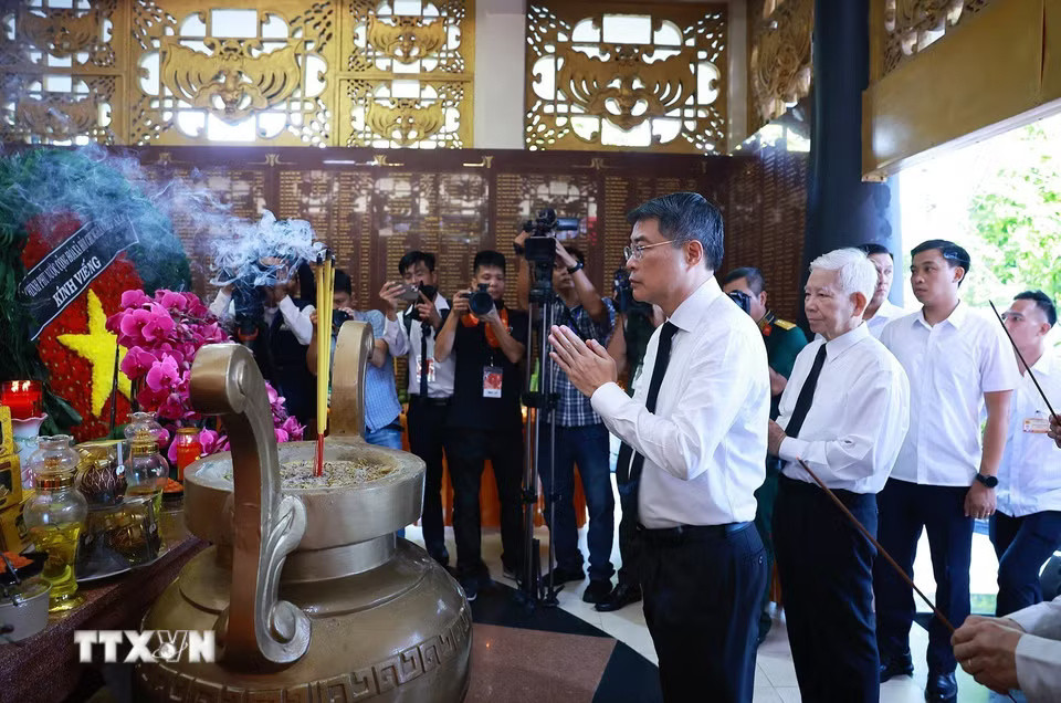 hus_hj0l5hs6sj7lum-_ttxvn_thu-tuong-du-le-vieng-truy-dieu-va-an-tang-hai-cot-liet-si-tai-cong-vien-le-thi-rieng-6.jpg