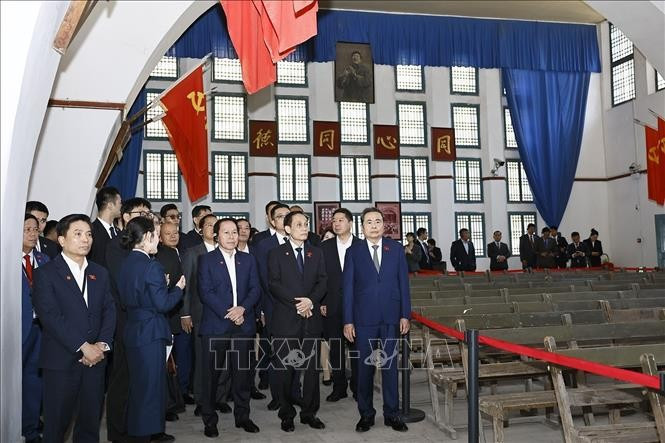 Chủ tịch Quốc hội Trần Thanh Mẫn và Đoàn đại biểu cấp cao Việt Nam tham quan Phòng họp Đại hội 7, Lầu Phi Cơ, nơi ở của Chủ tịch Mao Trạch Đông tại Khu di tích Dương Gia Lĩnh. Ảnh: Doãn Tấn/TTXVN