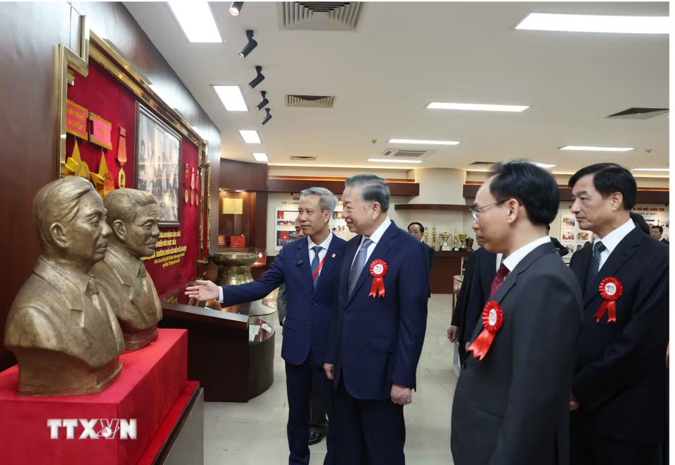 Tổng Bí thư, Chủ tịch nước Tô Lâm thăm phòng truyền thống Đại học Bách Khoa Hà Nội. (Ảnh: Thống Nhất/TTXVN)