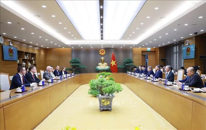 Thủ tướng Lê Minh Hưng tiếp ông Peter Tschentscher, Thị trưởng thứ nhất thành phố Hamburg (Đức). Ảnh: Dương Giang/TTXVN