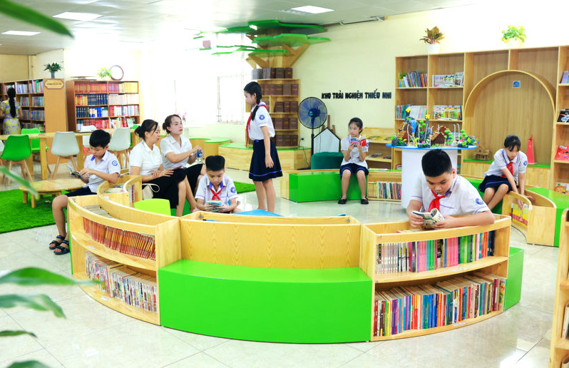 hoc-sinh-doc-sach-o-thu-vien-so-cong-dong-tai-xa-hoai-duc.-anh-van-tuyen.jpg