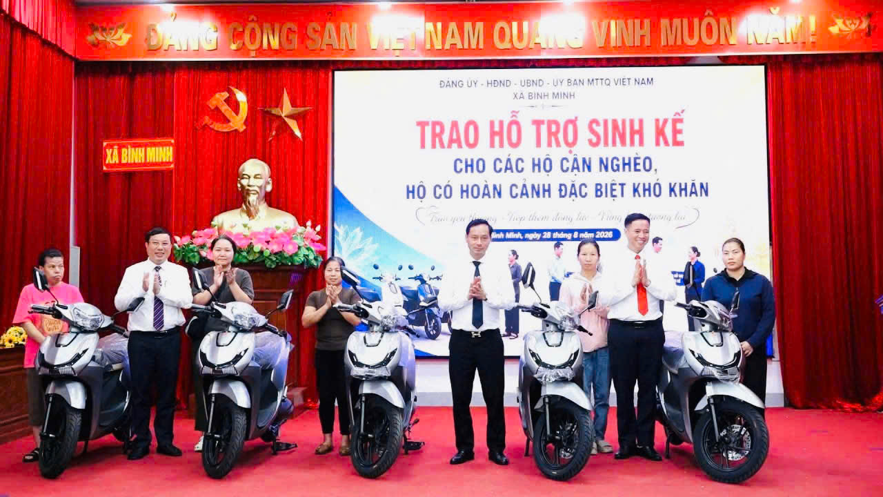 Từ đầu năm đến, xã Bình Minh đã trao tặng 9 xe máy cho các hộ có hoàn cảnh khó khăn. Ảnh: PV
