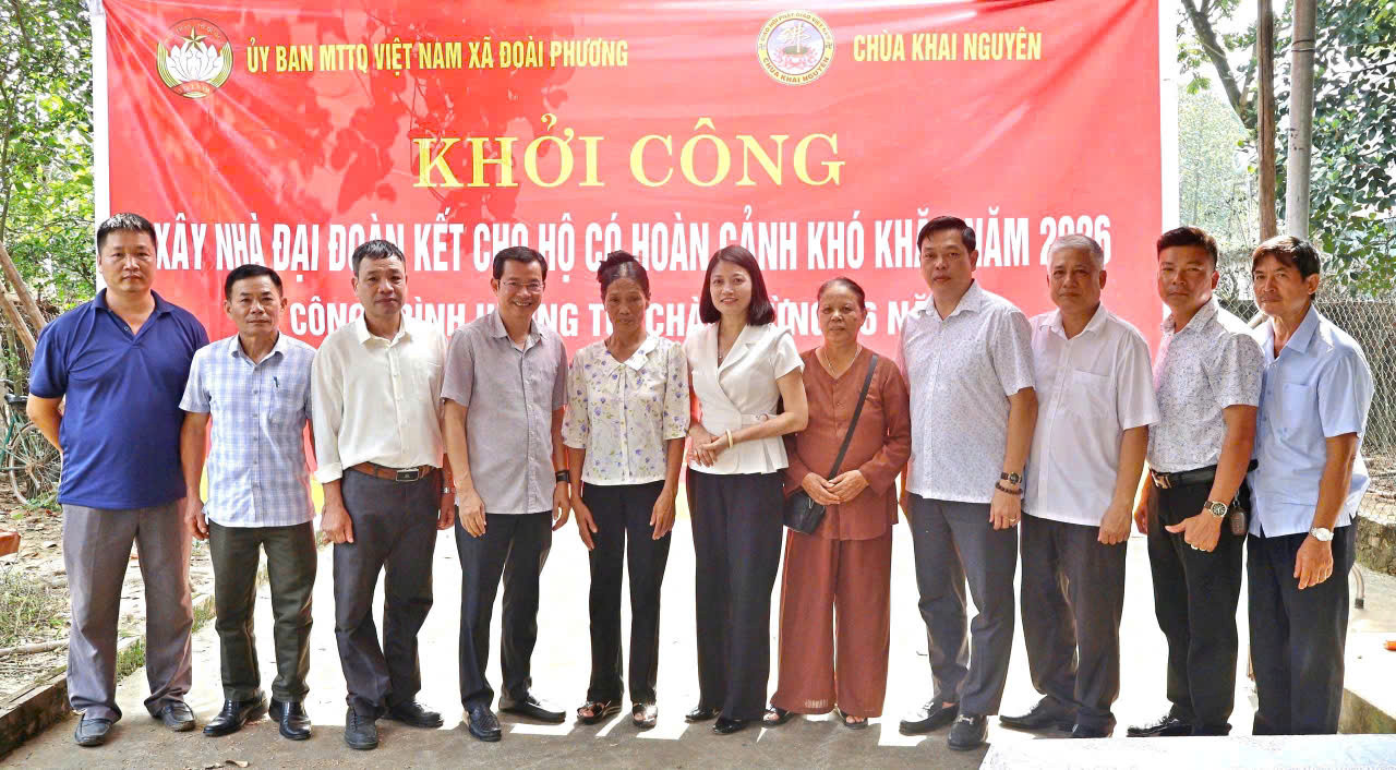 Xã Đoài Phương trao con giống, phương tiện sản xuất và hỗ trợ sinh kế, tiếp thêm động lực để các hộ nghèo phát triển kinh tế gia đình. Ảnh
