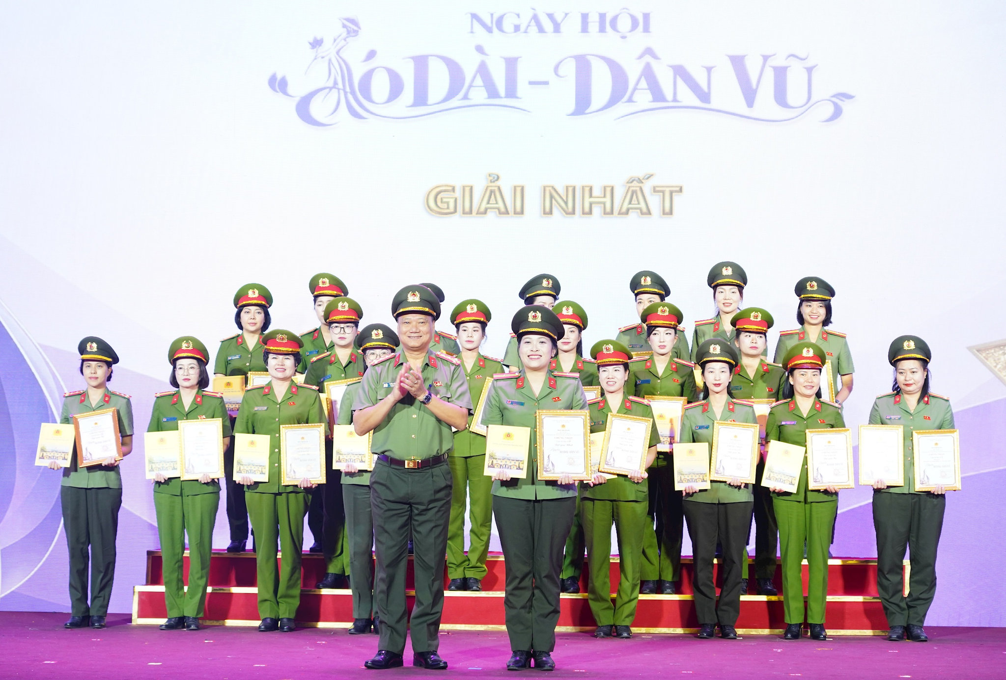 nhat.jpg