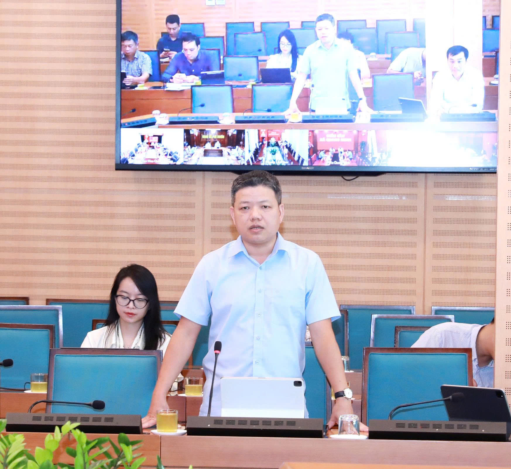 Đại diện Công an thành phố Hà Nội báo cáo tại cuộc họp. Ảnh: Tùng Nguyễn