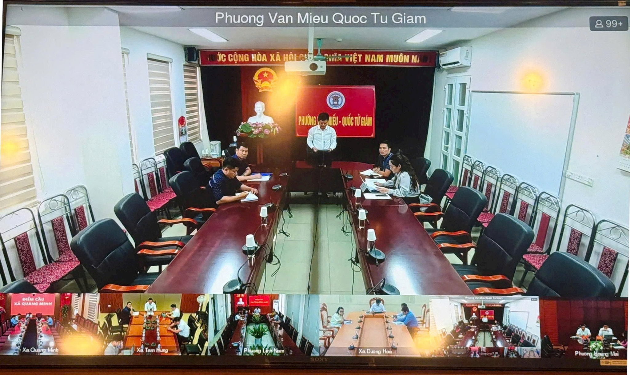 Đại diện một số xã, phường báo cáo tại cuộc họp. Ảnh: Tùng Nguyễn