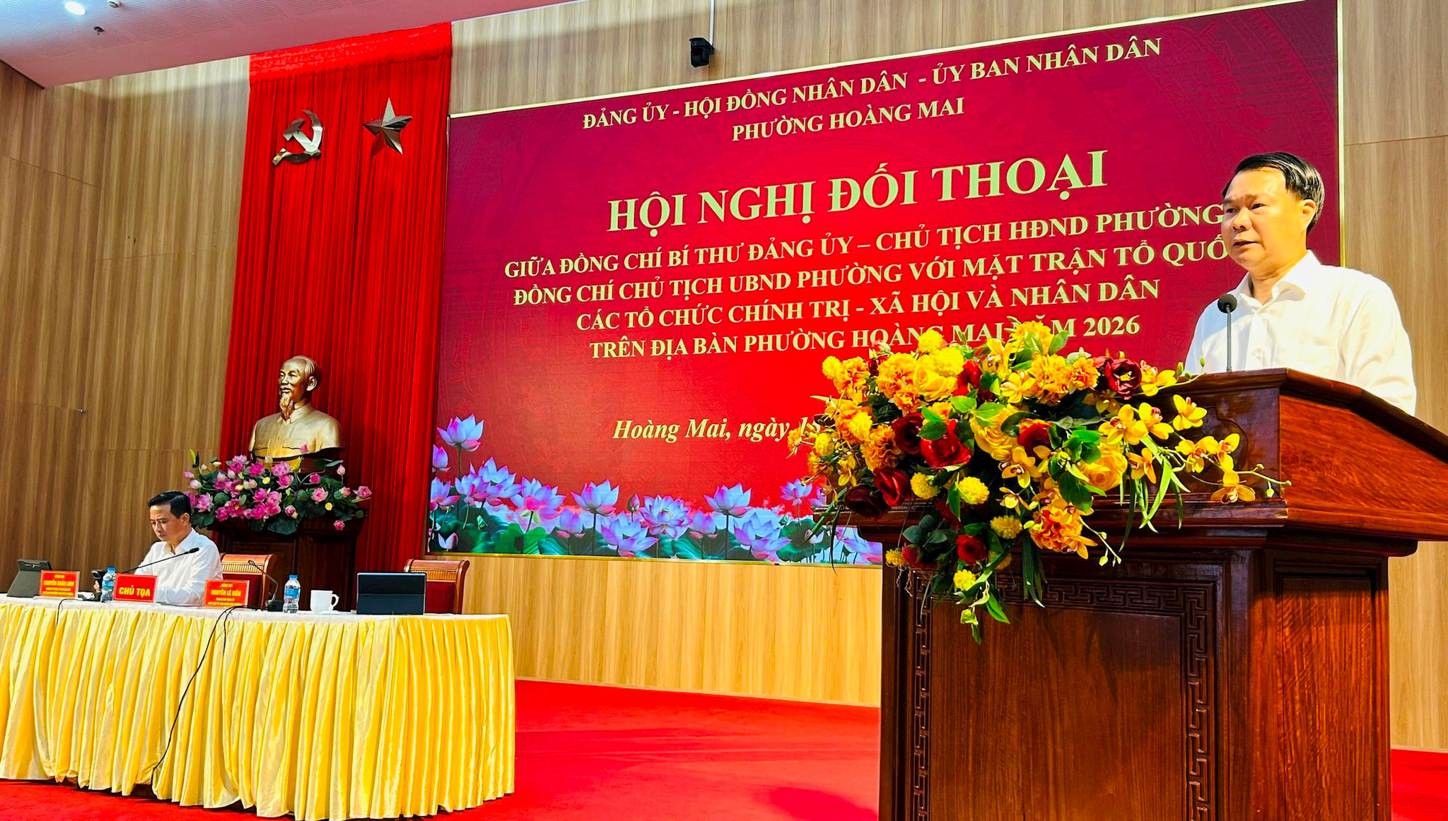 Chủ tịch UBND phường Nguyễn Lê Hiến trả lời các ý kiến của nhân dân. Ảnh: Trần Oanh.