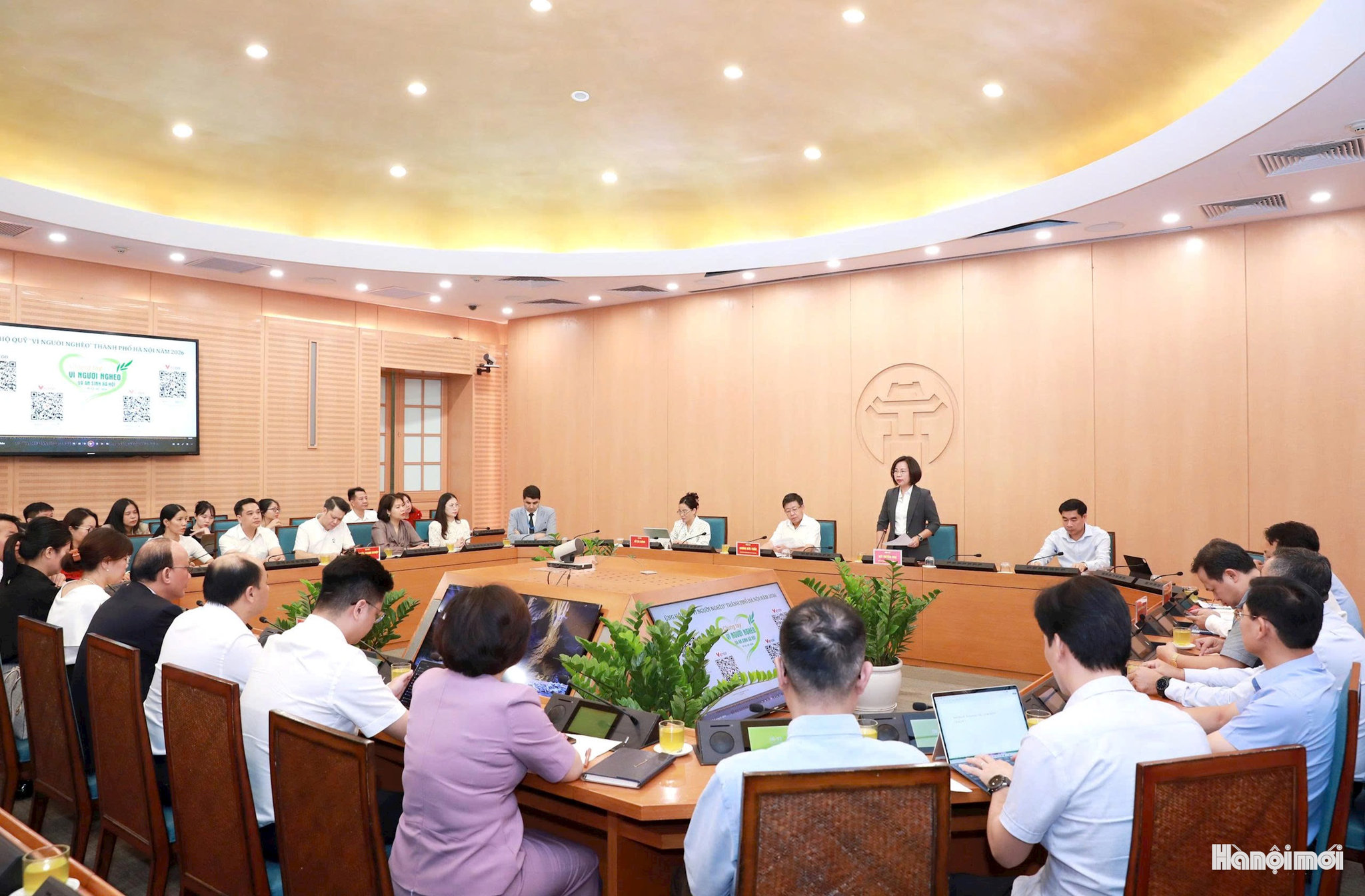 Chủ tịch Ủy ban MTTQ Việt Nam thành phố Bùi Huyền Mai, Phó Chủ tịch Thường trực UBND thành phố Hà Nội Dương Đức Tuấn chủ trì hội nghị và đại diện các tổ chức doanh nghiệp tham gia. Ảnh: Lê Dung