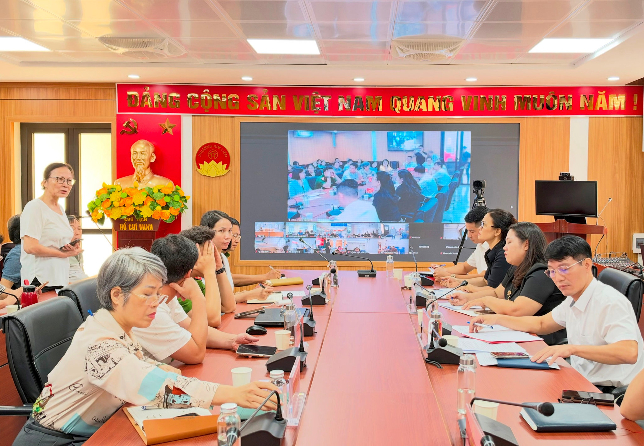 Hội nghị được tổ chức trực tiếp tại UBND phường, kết nối trực tuyến đến 29 tổ dân phố trên địa bàn. Ảnh: PV