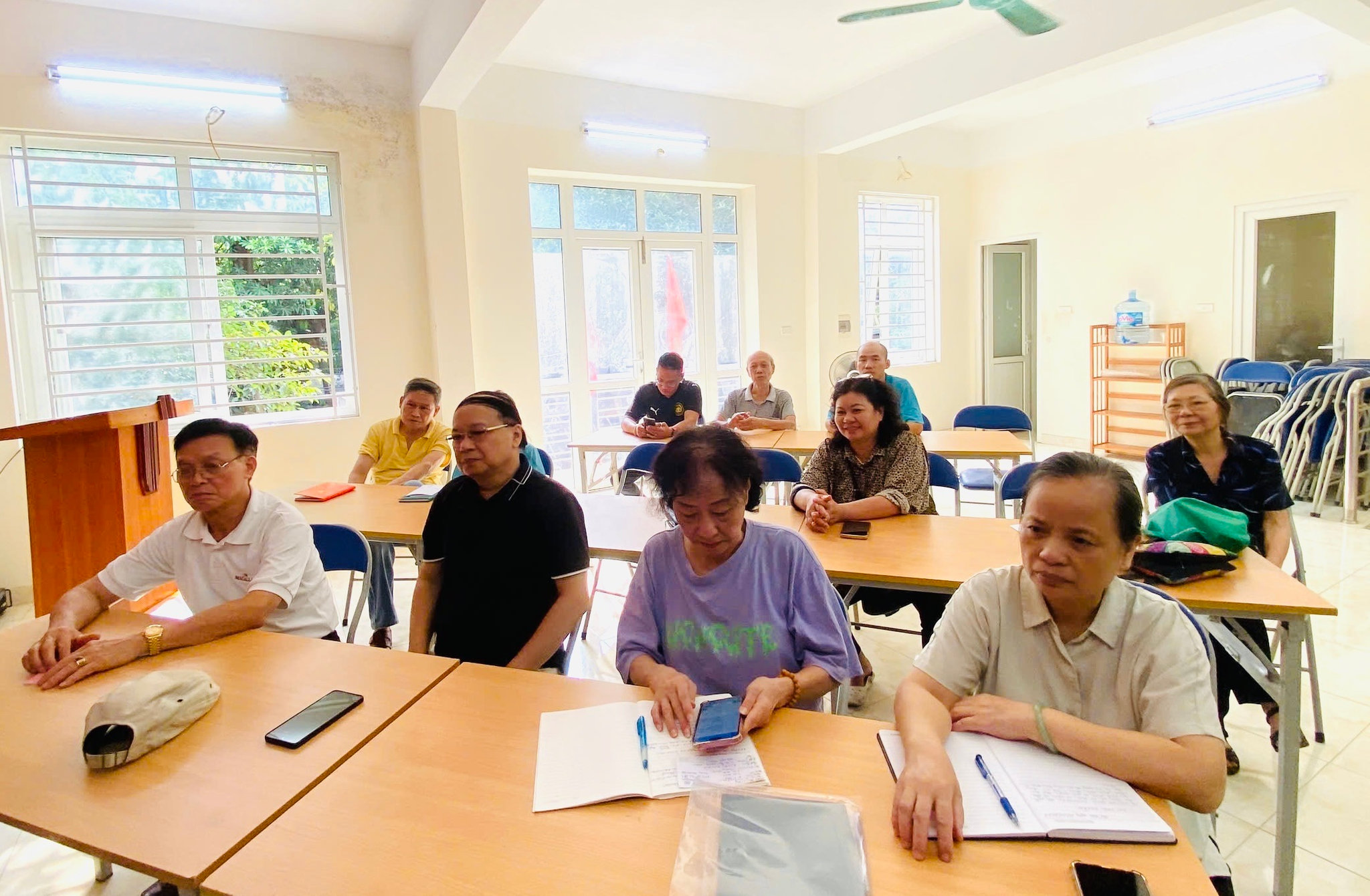 Các đại biểu tham gia trực tuyến tại nhà sinh hoạt cộng đồng của các tổ dân phố. Ảnh: PV