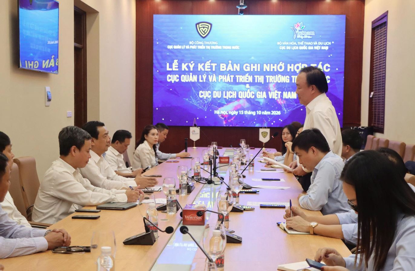 15.10-toan-canh-buoi-lam-viec.jpg