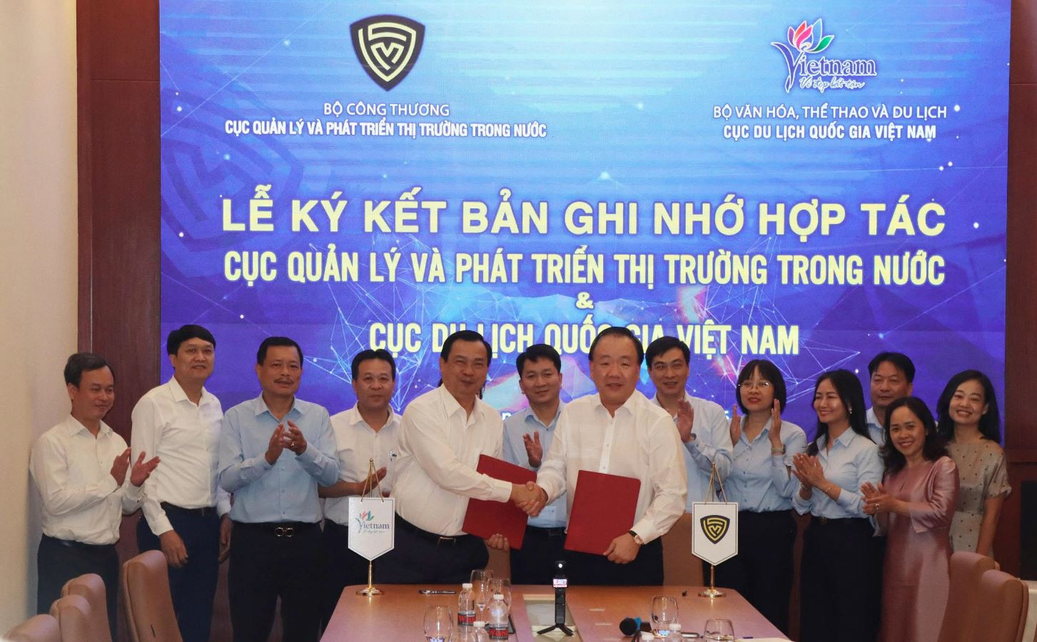 Hợp tác phát triển du lịch mua sắm, mở rộng kênh tiêu thụ cho hàng Việt