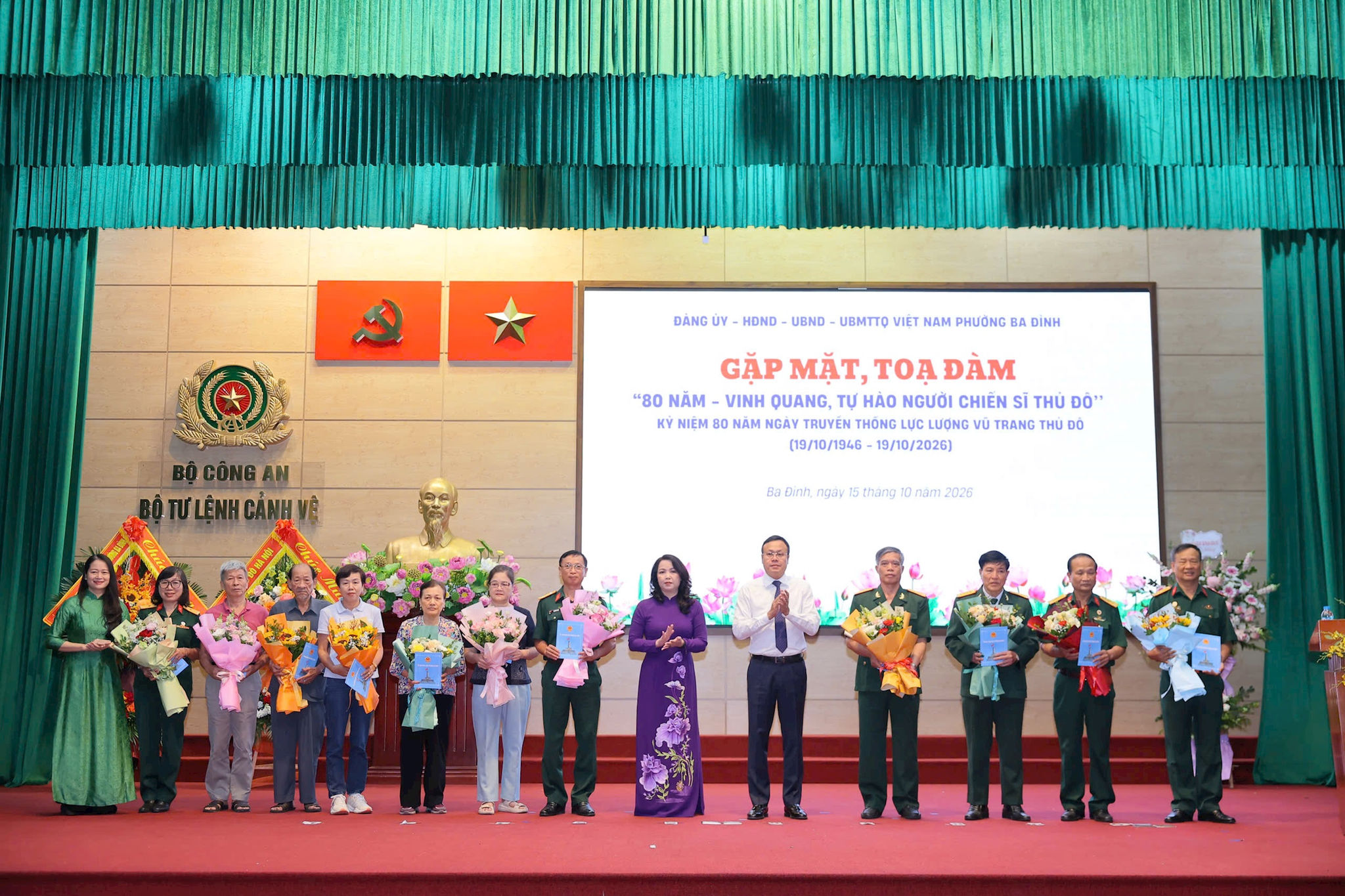 Lãnh đạo Đảng ủy, UBND phường Ba Đình trao quà tri ân các đồng chí nguyên là cán bộ từng công tác, cống hiến trong Lực lượng vũ trang Thủ đô. Ảnh: Khánh Huy