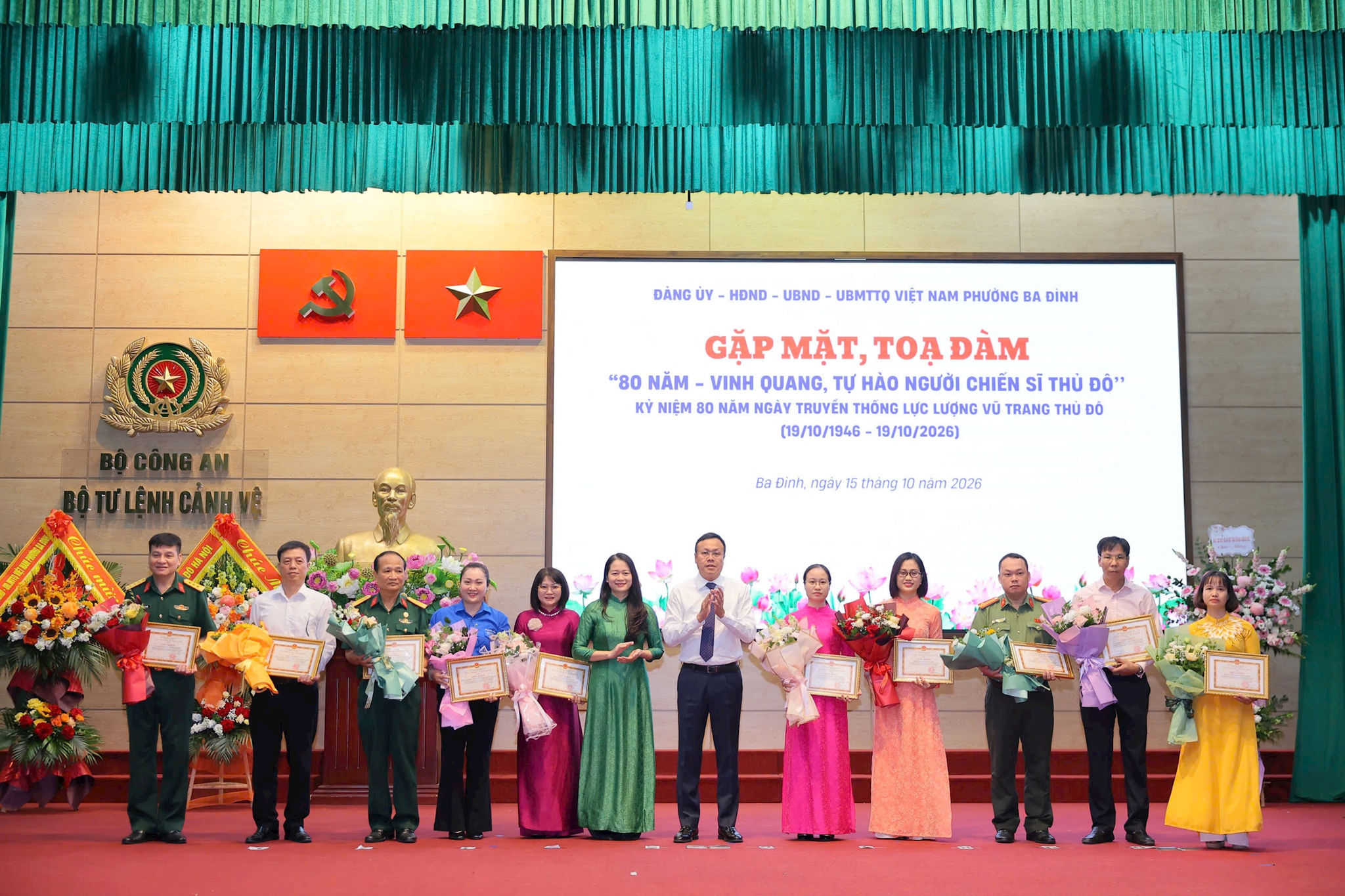 Lãnh đạo Đảng ủy, UBND phường Ba Đình tặng Giấy khen cho 10 tập thể có thành tích xuất sắc trong các hoạt động chào mừng kỷ niệm 80 năm Ngày truyền thống Lực lượng vũ trang Thủ đô. An