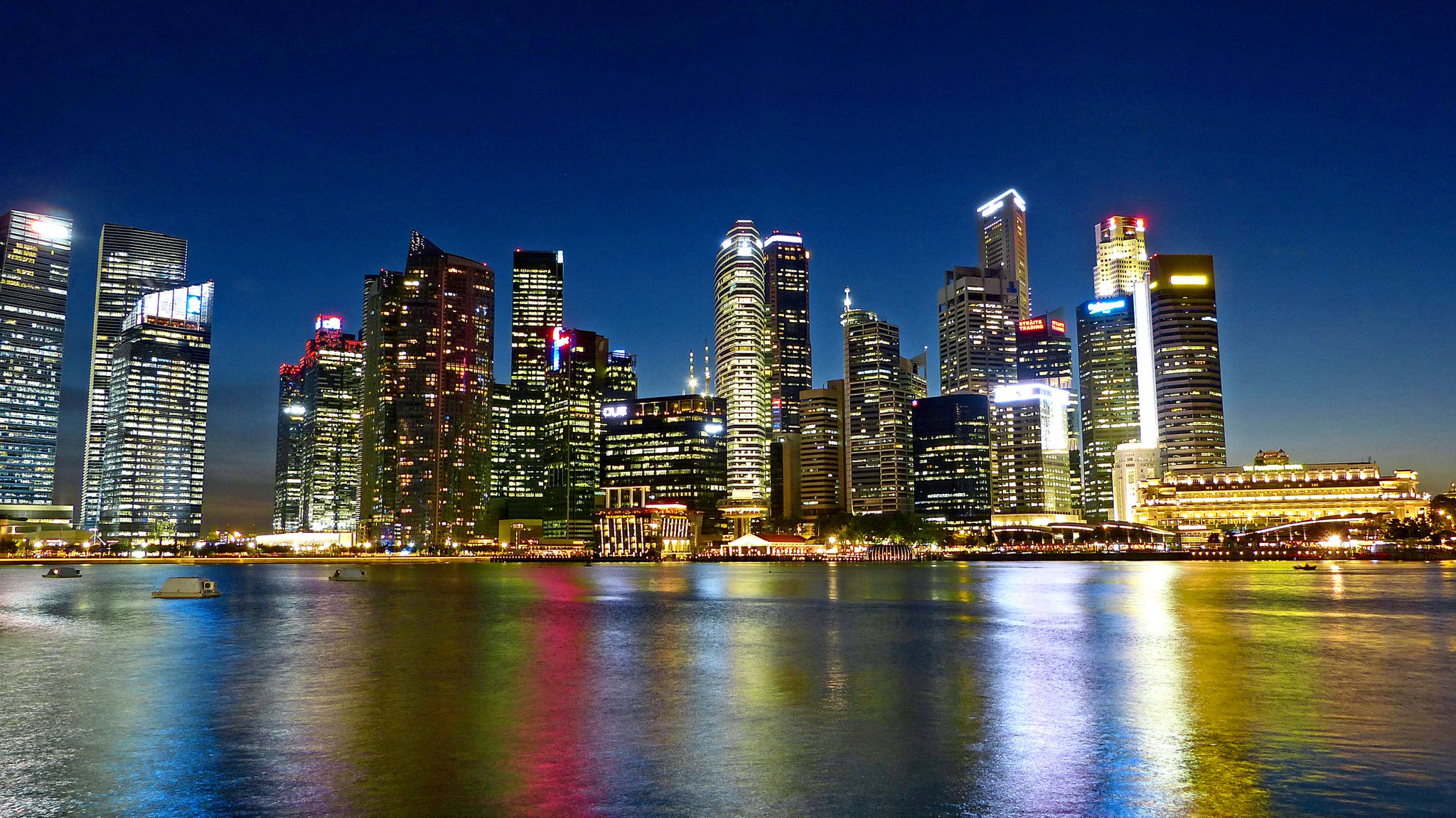 anh-4_khu-trung-tam-tai-chinh-singapore-nhin-tu-ben-kia-vinh-marina-vao-buoi-toi.jpg